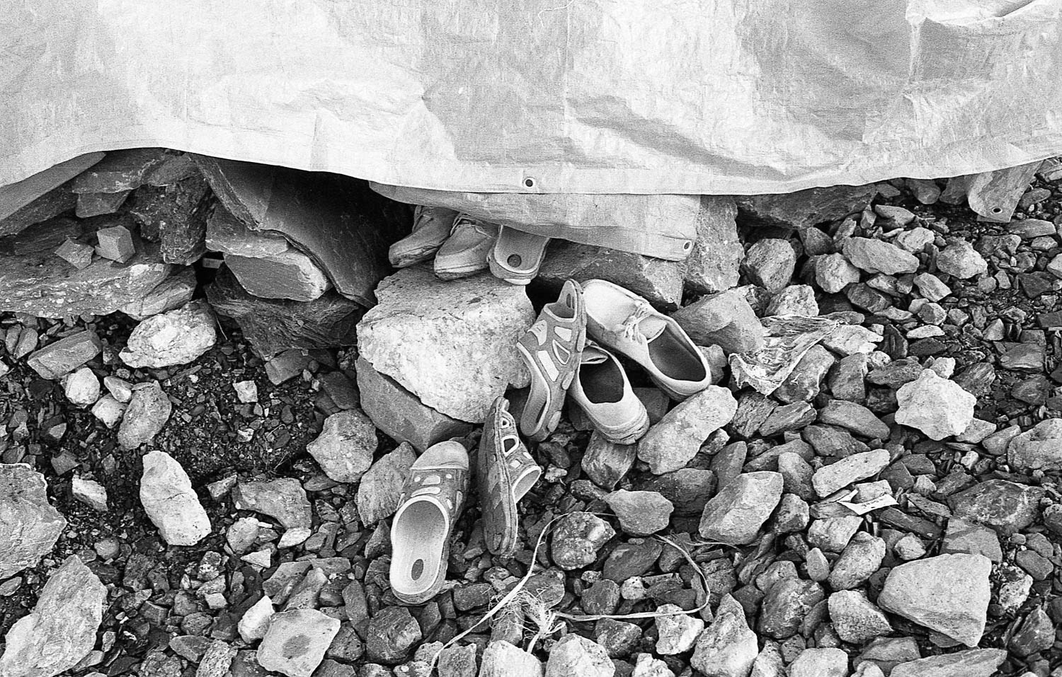 In some instances, tourists may gift porters with high-quality equipment, such as trekking shoes, etc. However, most porters prefer to sell the equipment and continue using basic items like flip-flops or cheap rubber shoes. Only the higher-ranking members of the expedition staff use mountaineering gear.