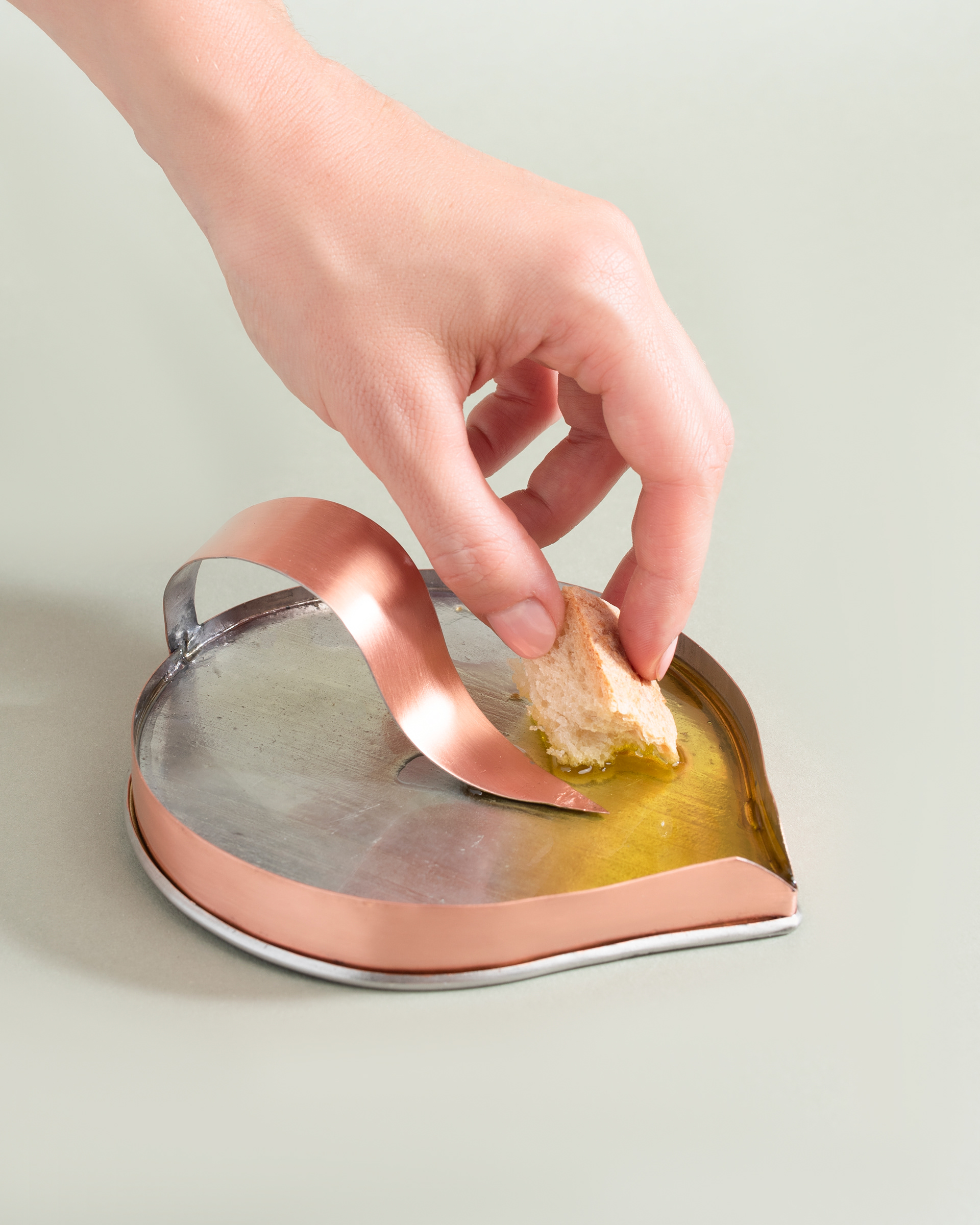 GEA a plates to enjoy the typical welcoming gesture of bread & oil
