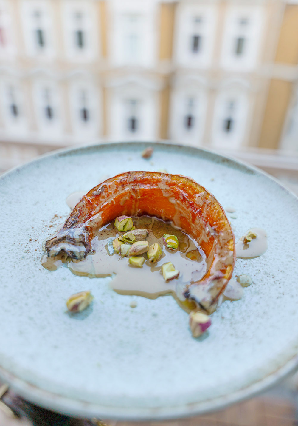 OFENKÜRBIS MIT PISTAZIEN UND TAHIN AUF EINEM FOOD-EVENT
