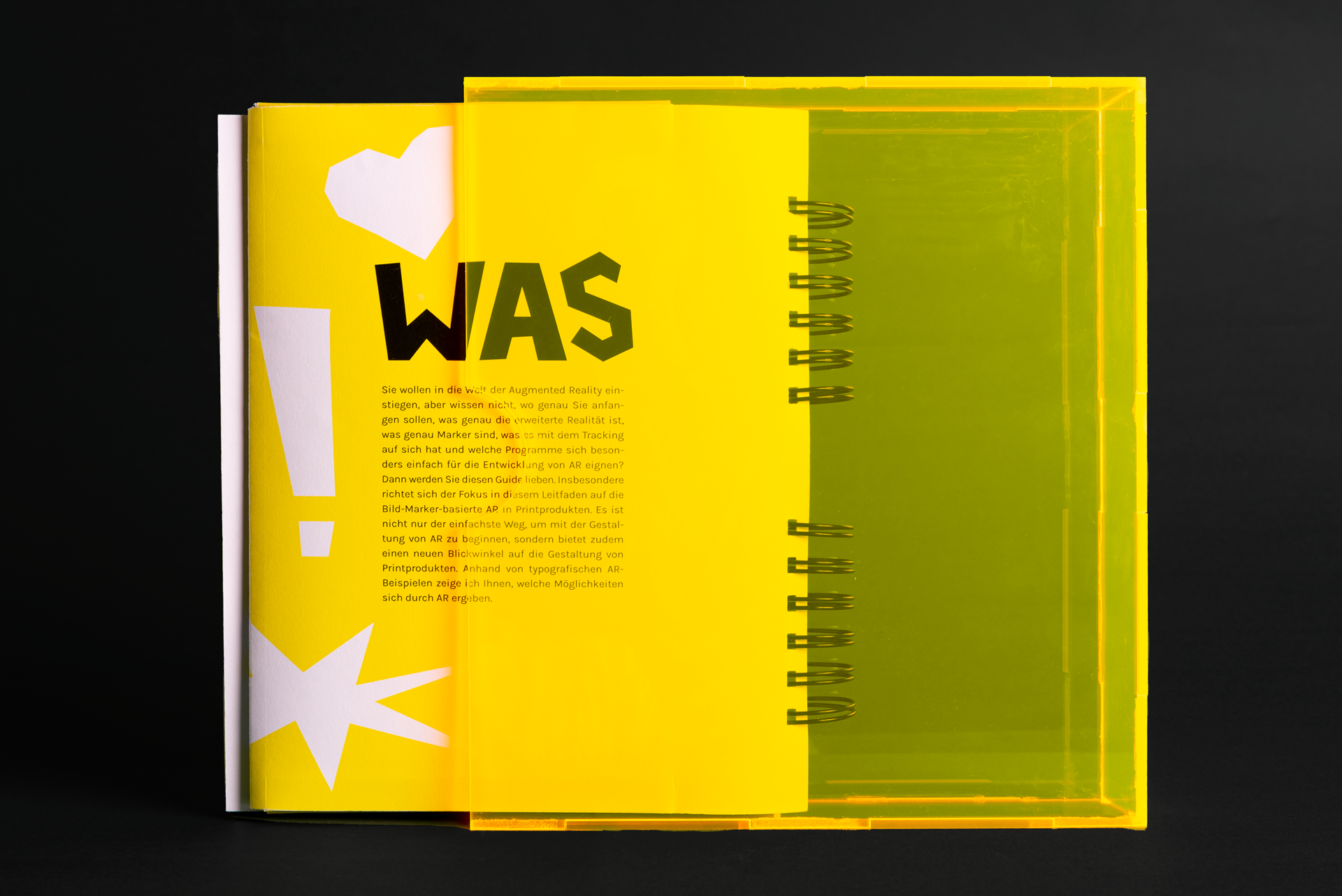 Weiße Symbole tauchen auf, wenn man das Buch aus dem Slipcase zieht.