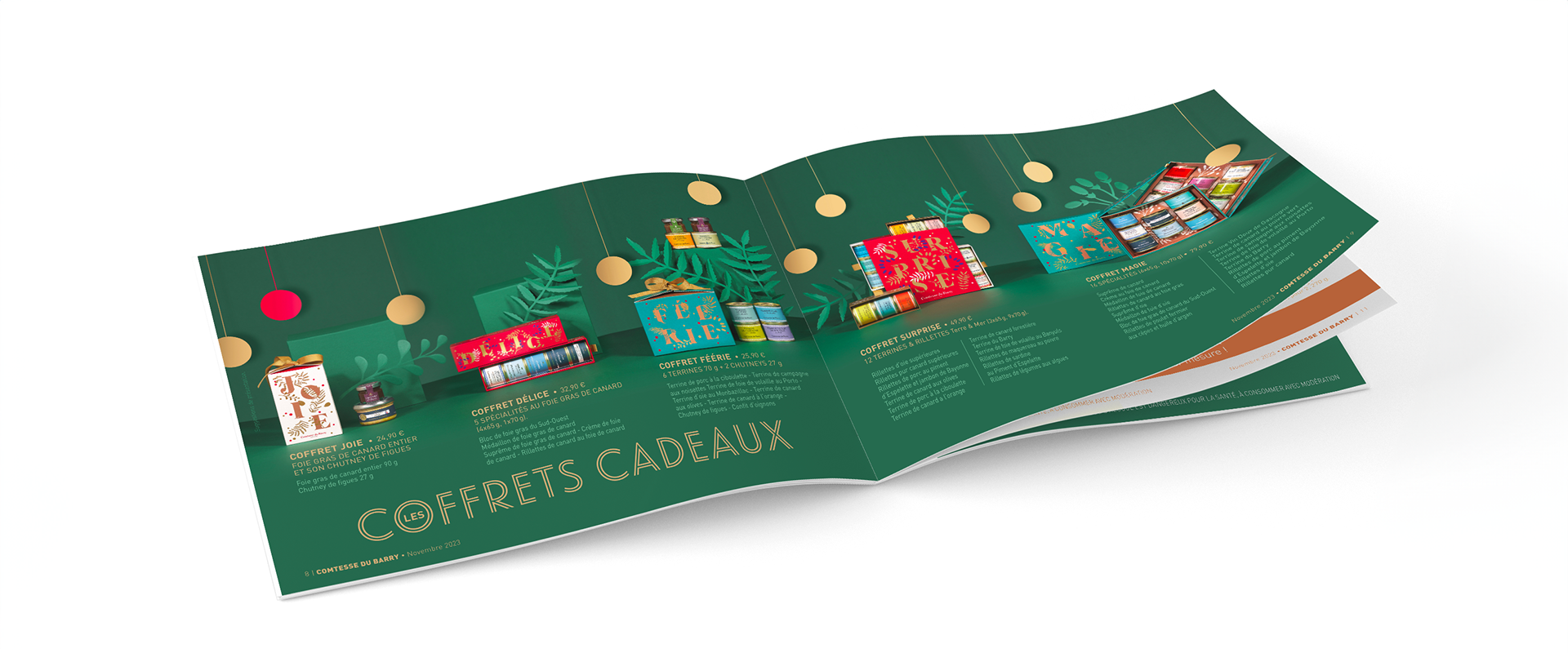Catalogue les coffrets cadeaux Comtesse du Barry. Catalogue ouvert page 08 de couleur vert et rouge de Noël sur fond blanc. Réalisé par grain2pixel