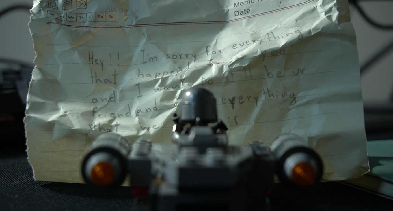 Mando reading the letter