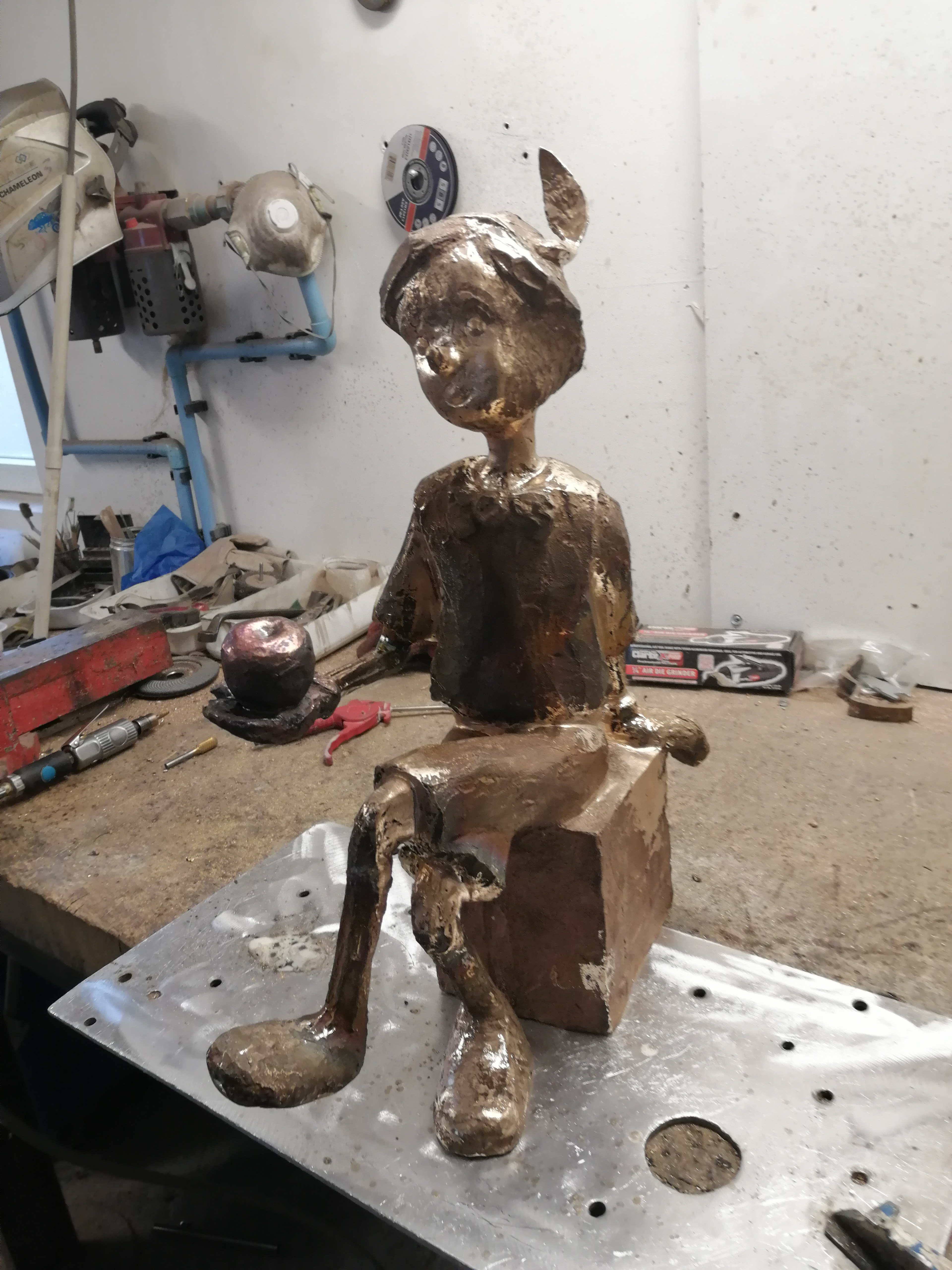 Assemblage et ciselure de "Pinocchio" du sculpteur, Michel Audiard