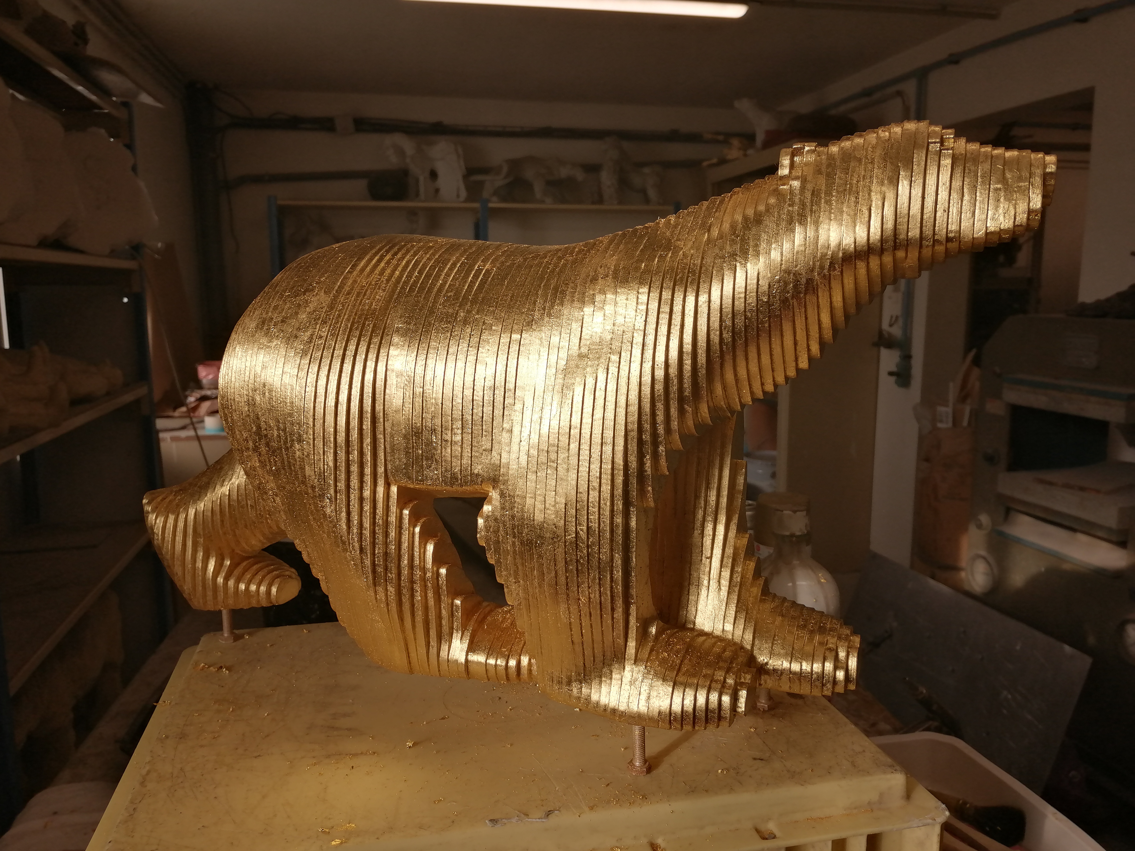 Pose de feuilles d'or sur "L'ours hommage à Pompom" du sculpteur, Michel Audiard