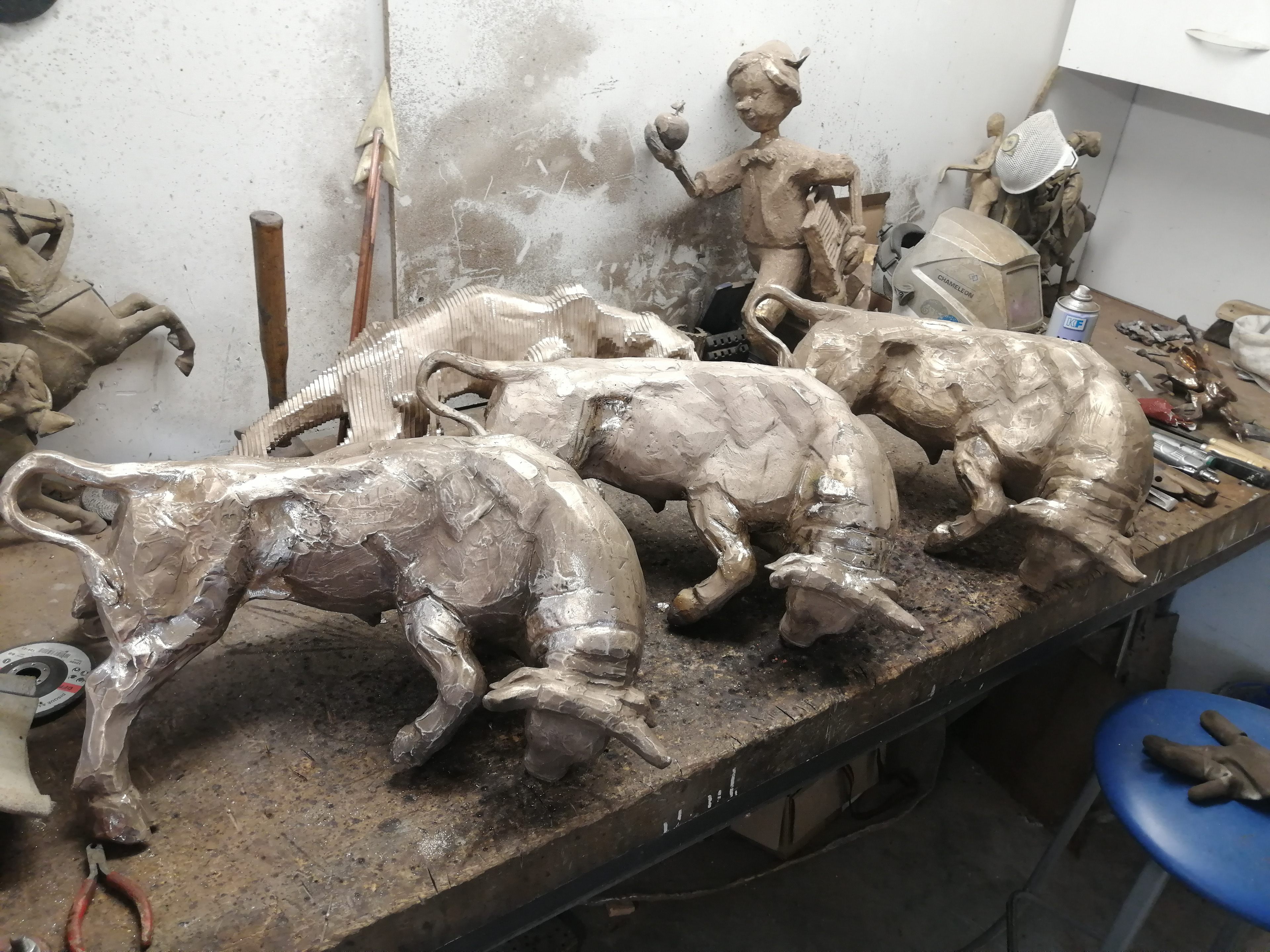 Taureau de bronze en cours de ciselure du sculpteur, Michel Audiard