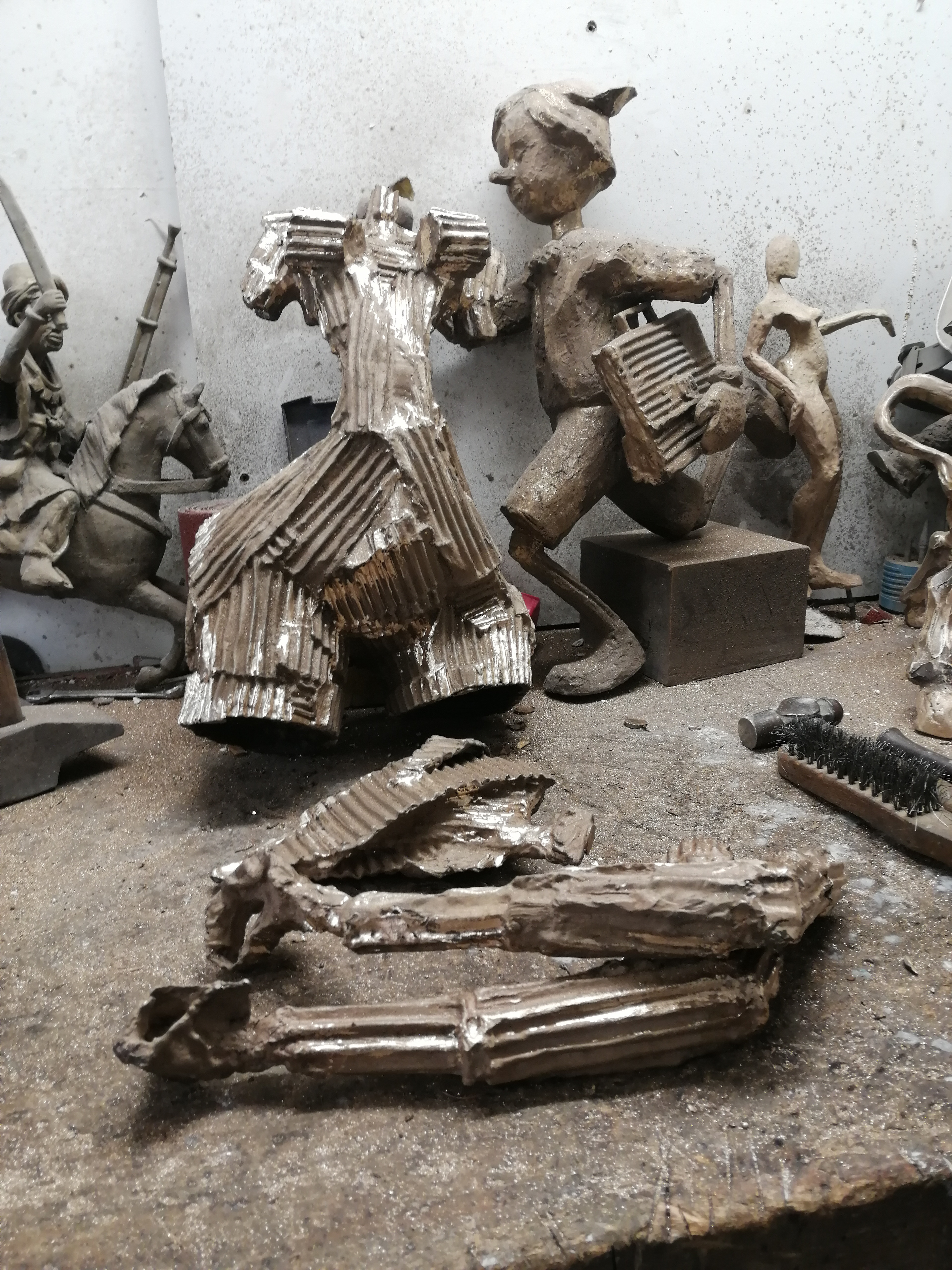 Bronzes en cours de ciselure / assemblage