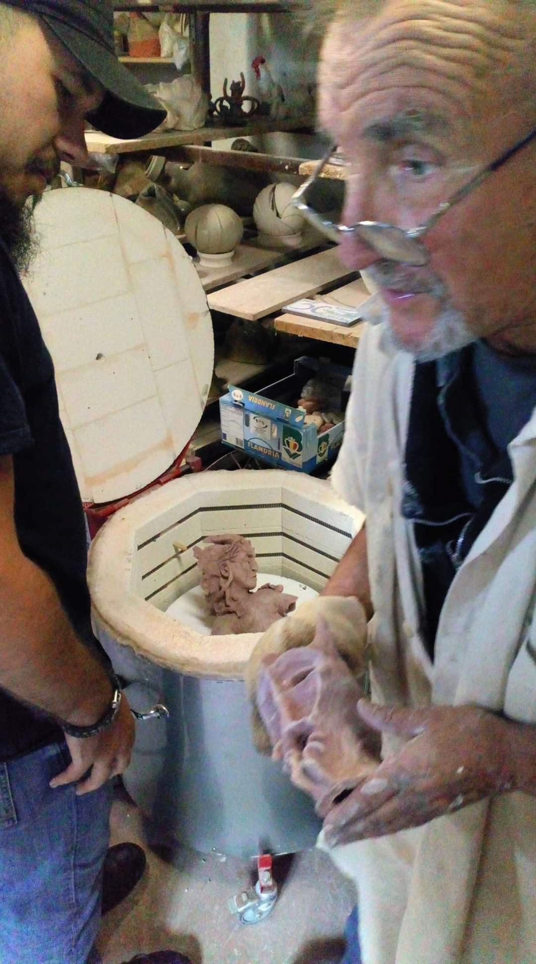 Enfournement des pièces en argile chez Pierre Poma, potier