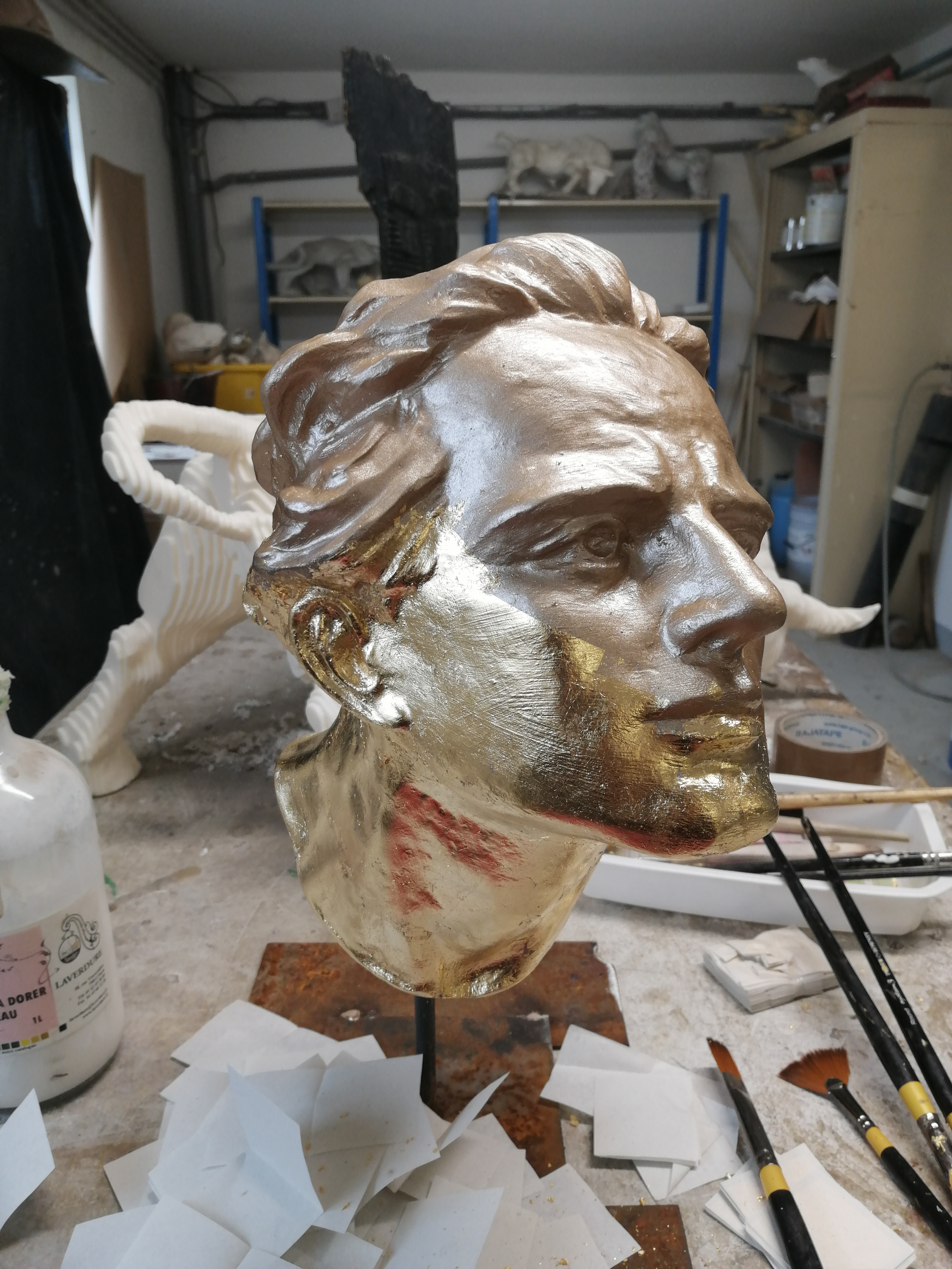 Application de feuille d'or sur création du sculpteur, Michel Audiard