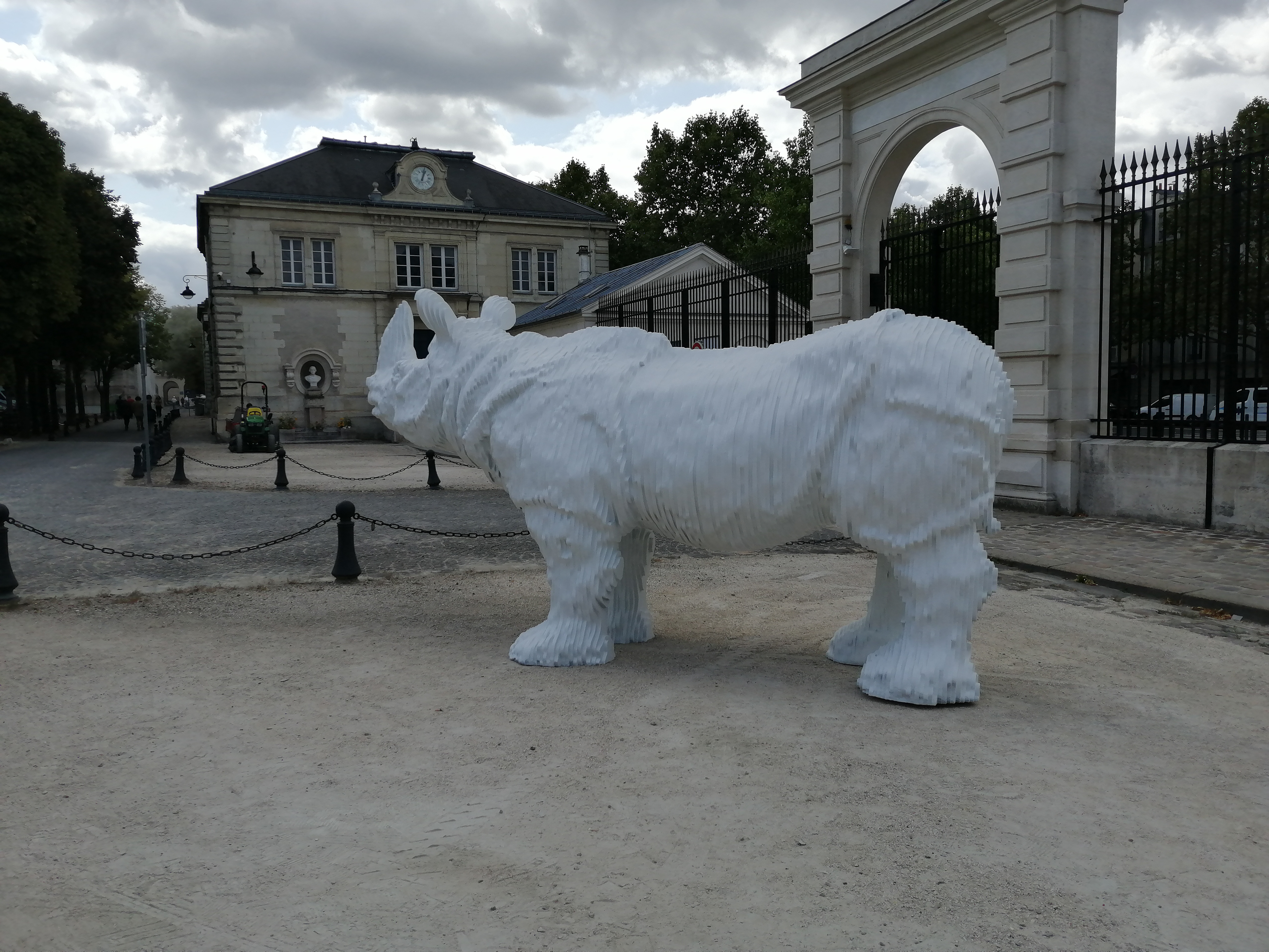 Rhinocéros du sculpteur, Michel Audiard, exposé à l'Ecole vétérinaire de Maison-Alfort