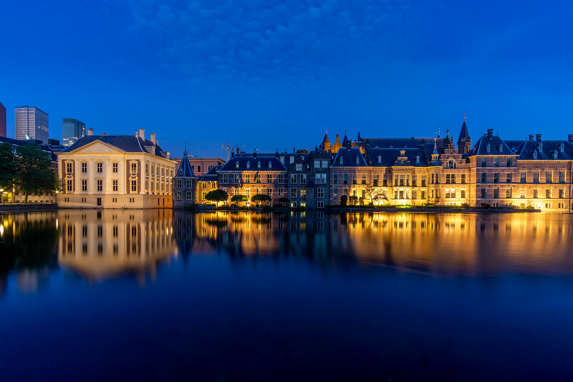03 - Het Binnenhof en de hofvijver, links het Mauritshuis museum