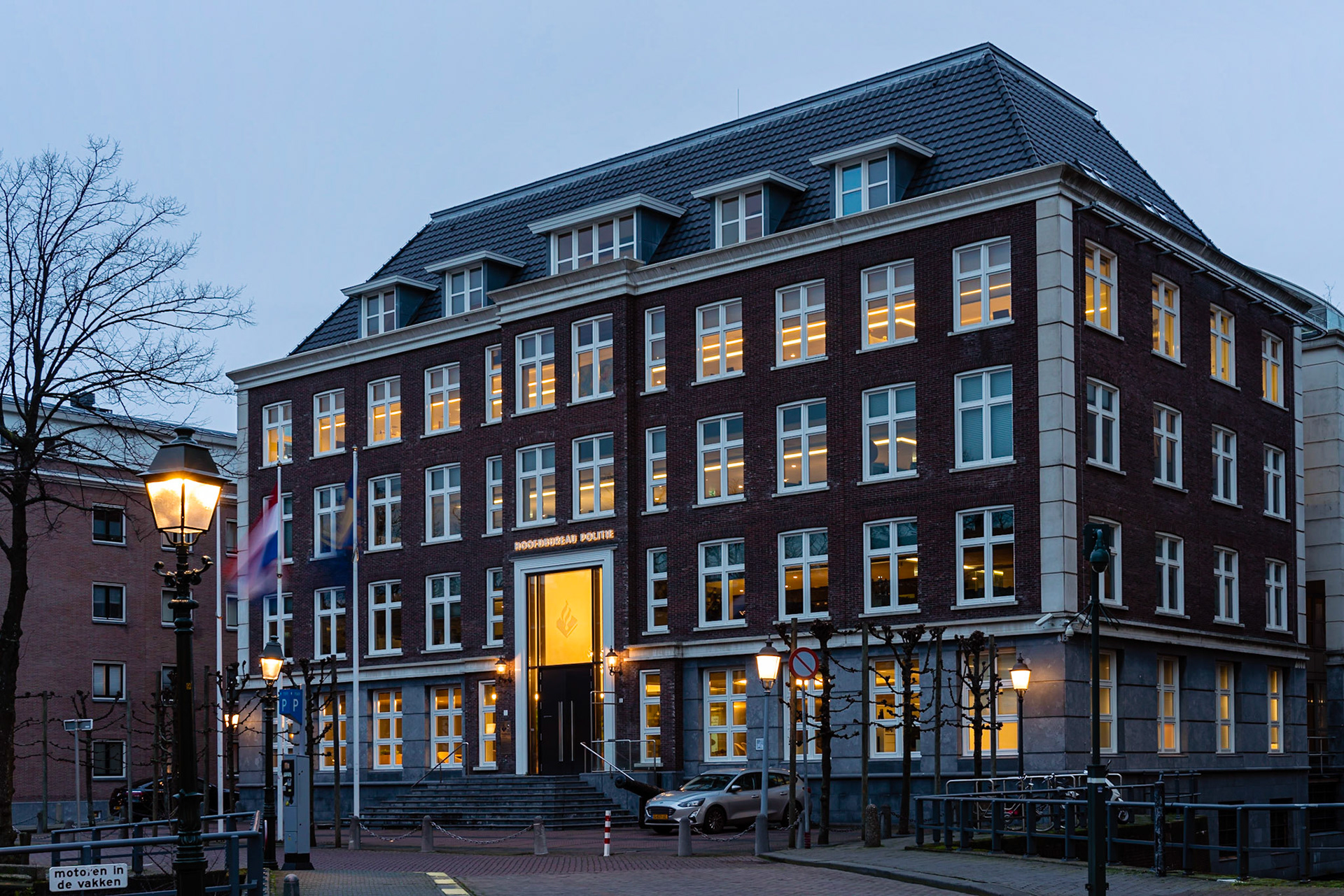 25 - Gebouw Nationale Politie Den Haag, in de winter