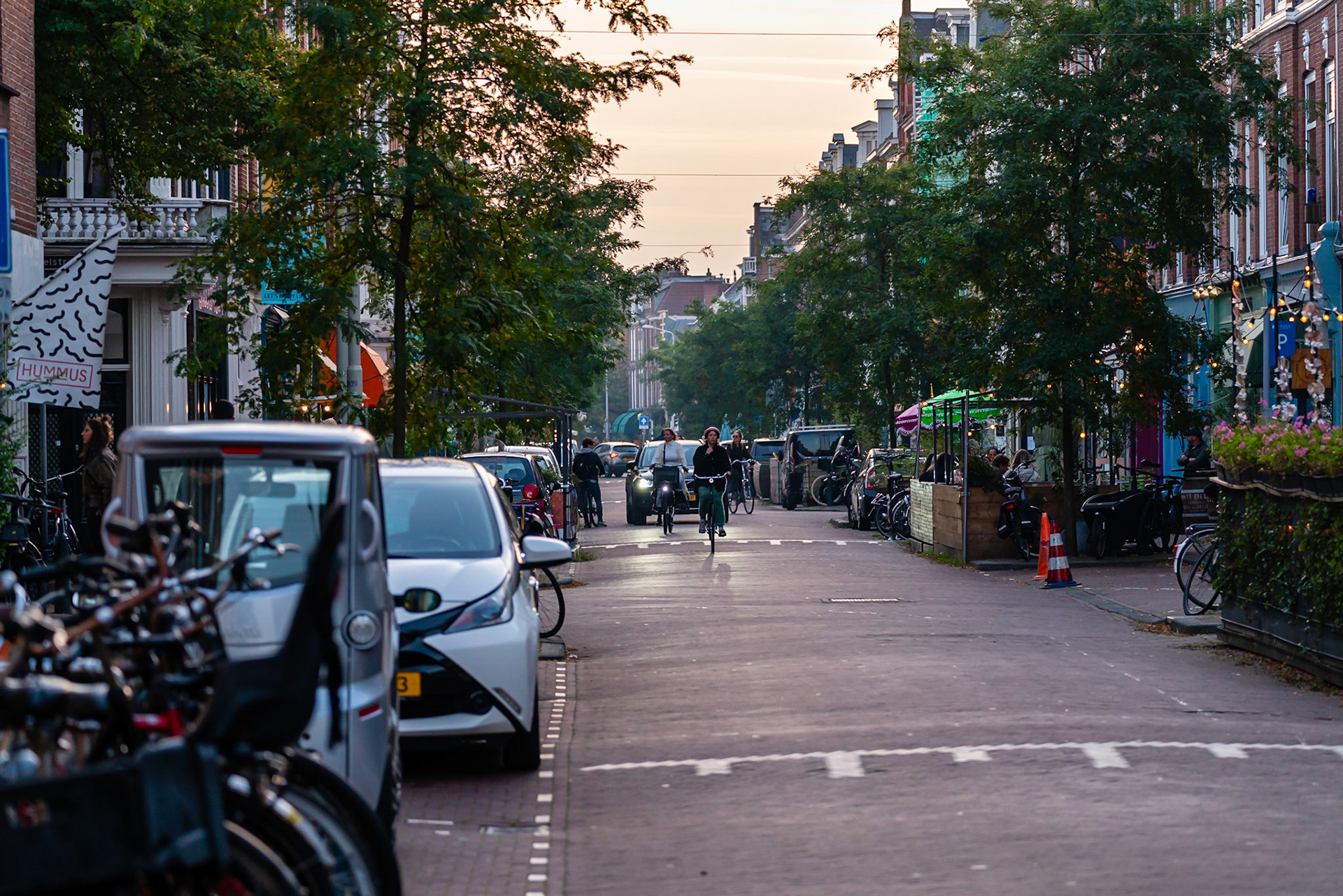 08 - Prins Hendrikstraat op zaterdagavond