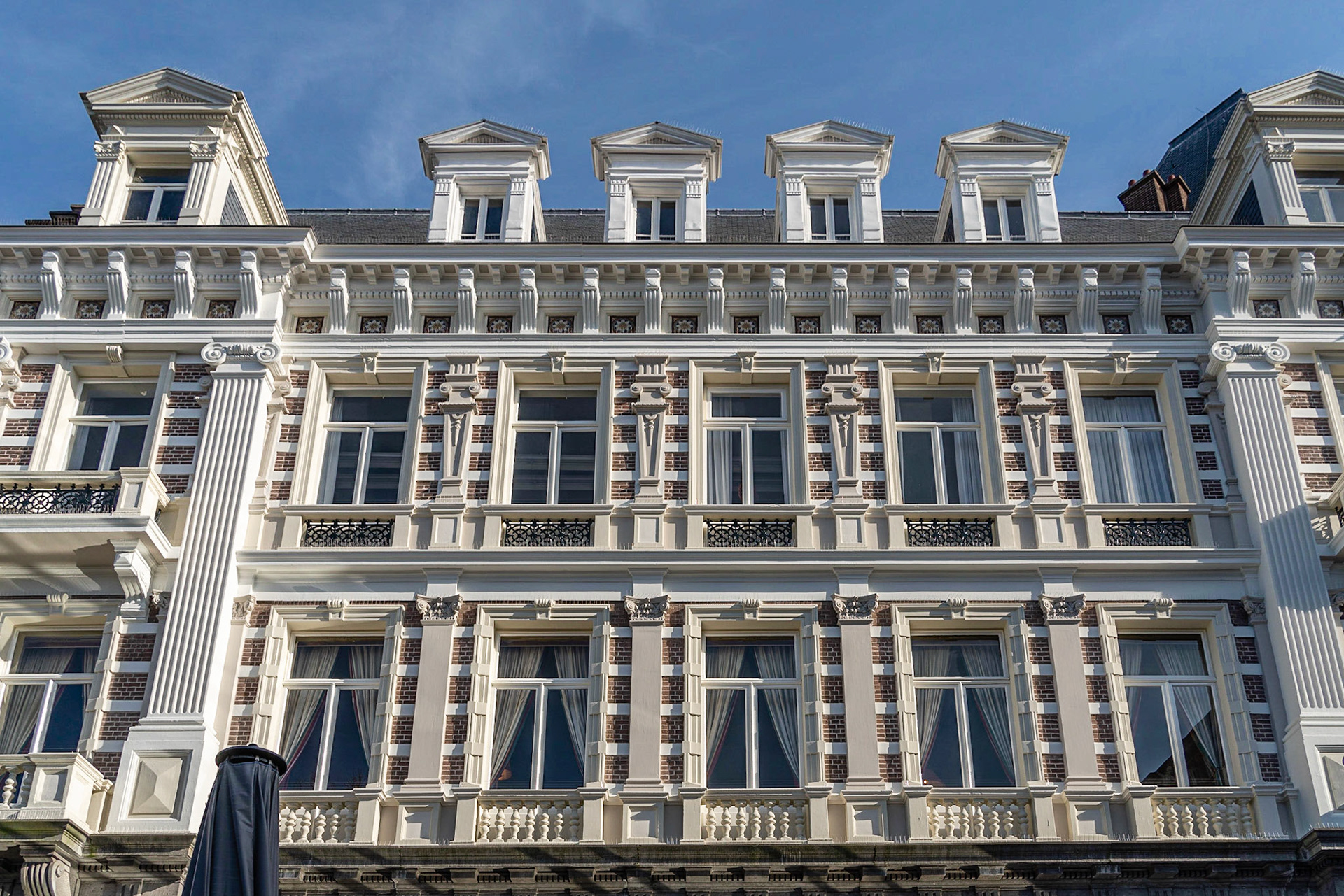32 - Pand boven de Passage - Building above the Passage