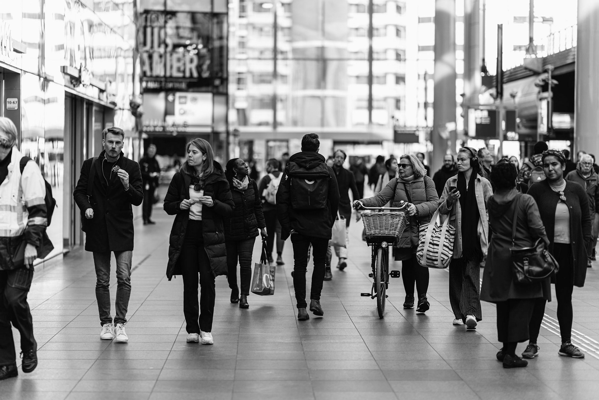 13 - Den Haag Centraal, spitsuur - The Hague Central Station, rush hour