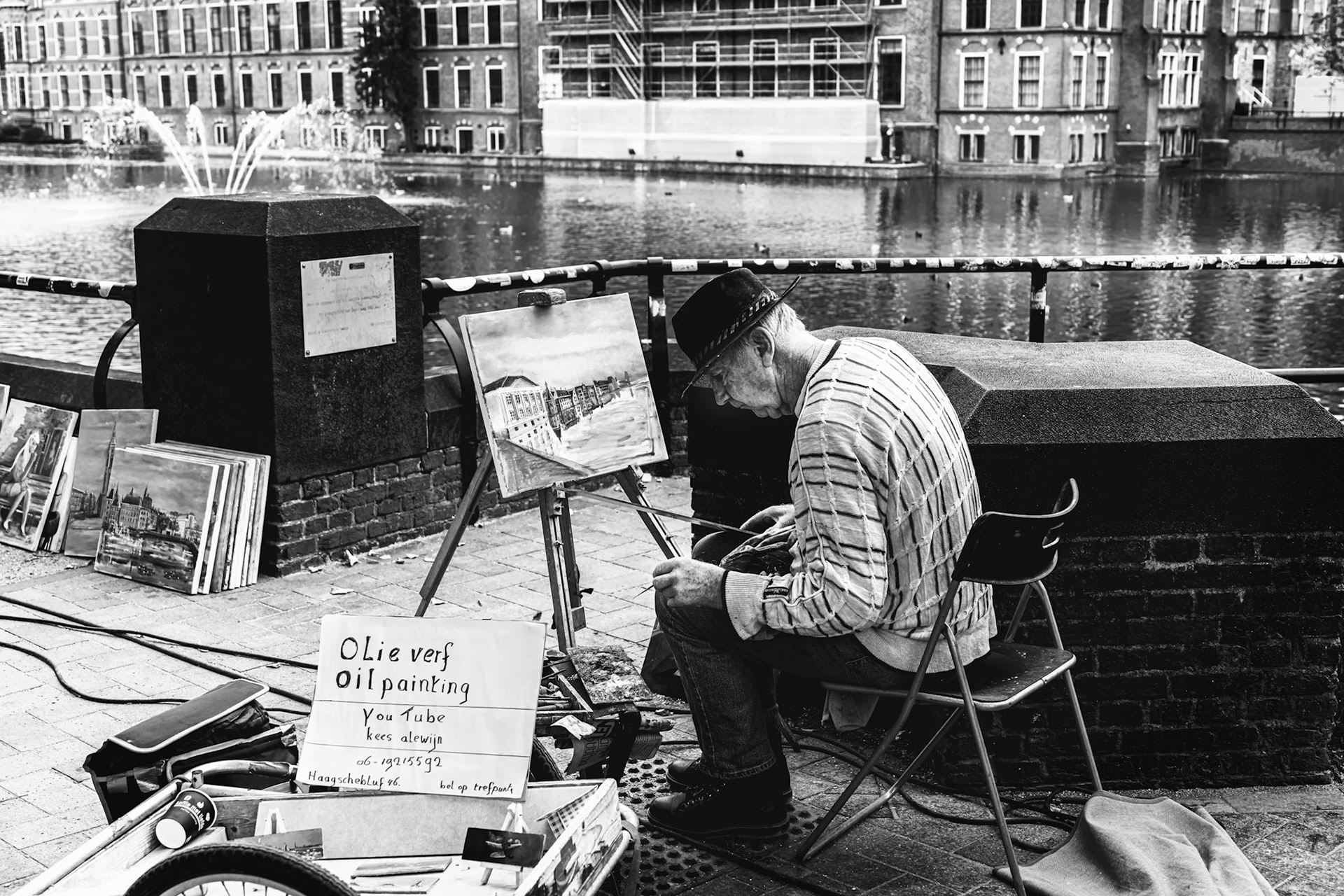 22 - Artist at work at the Hofvijver