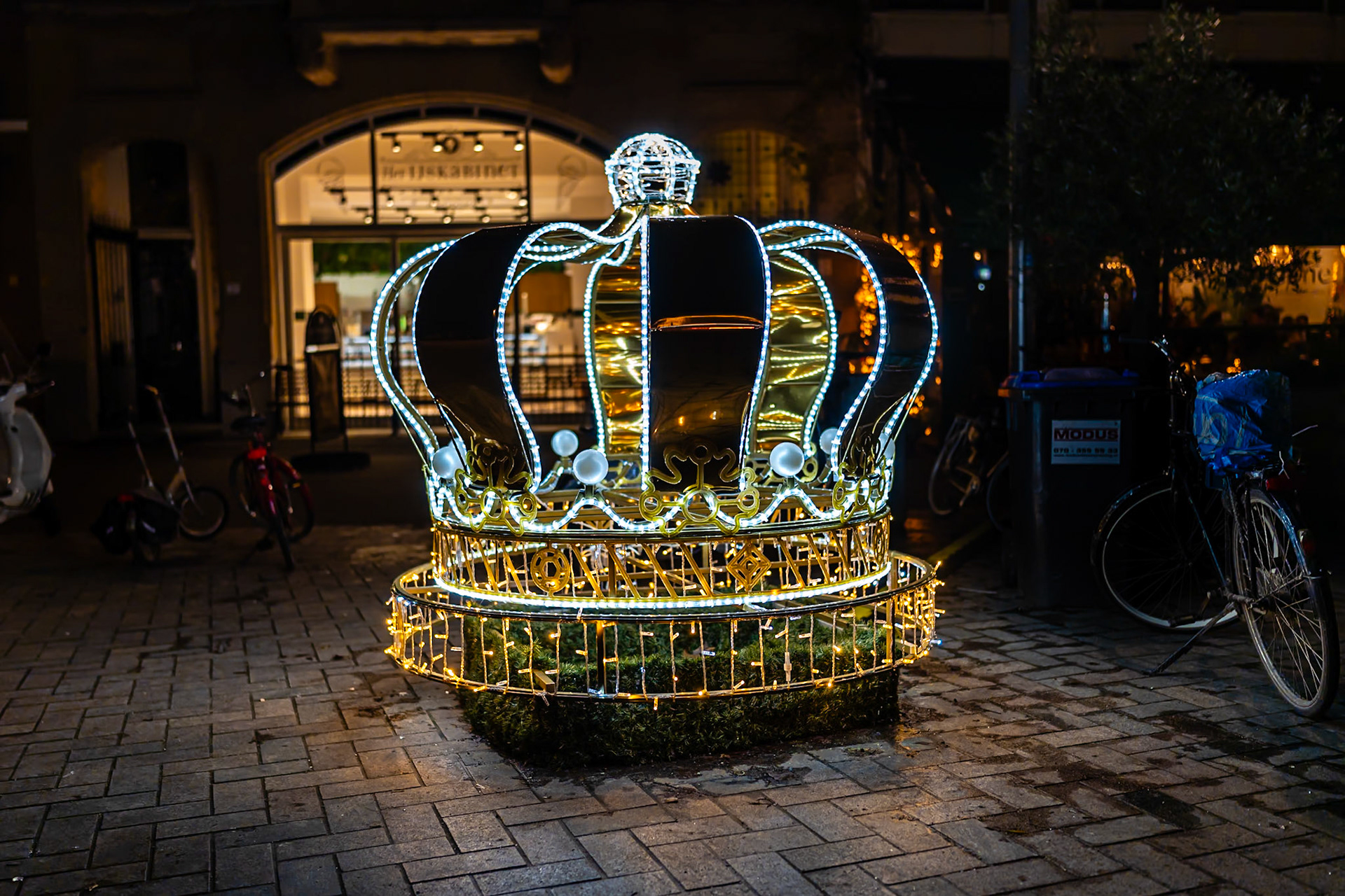 45 - 2023 Crown, on the Plaats