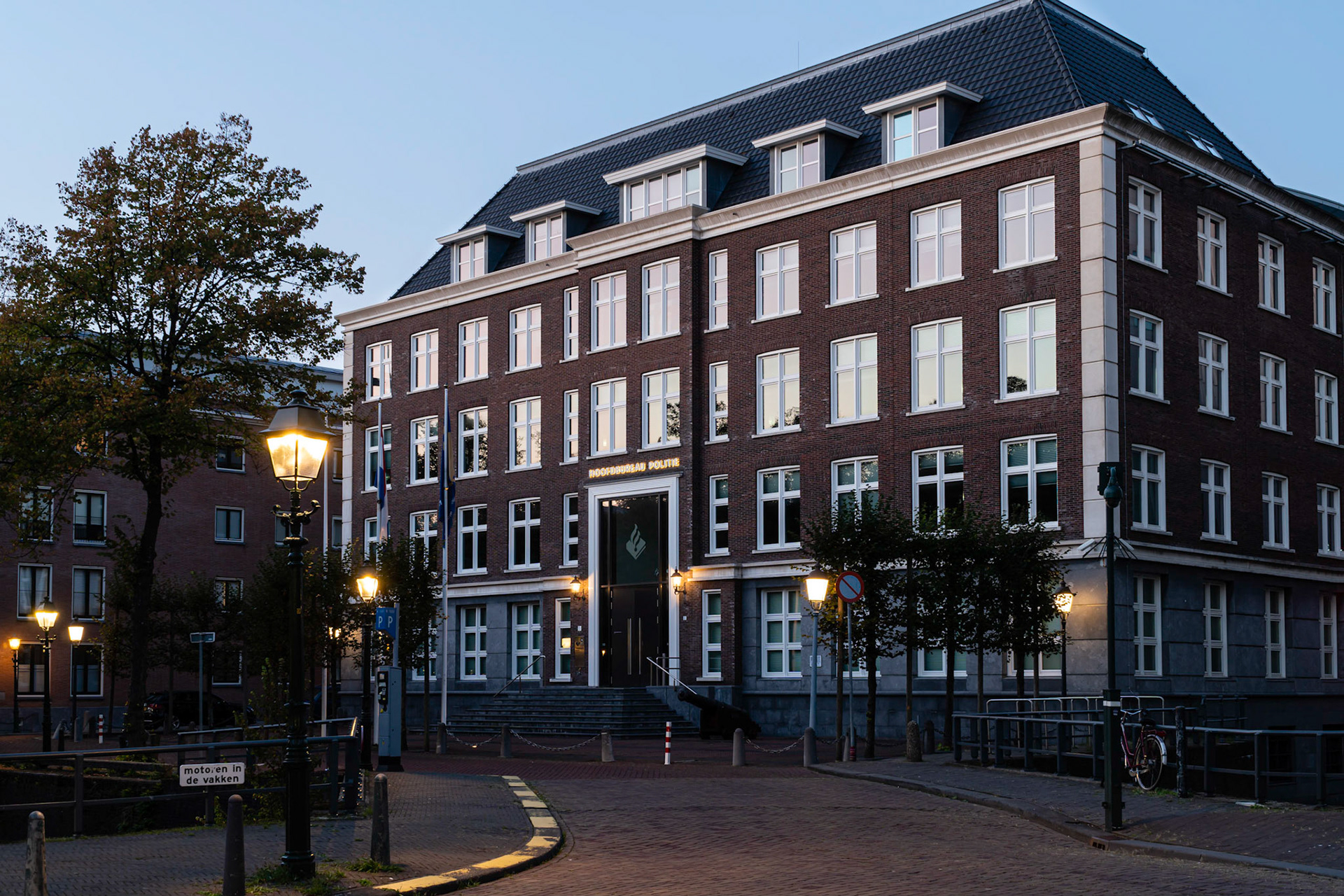 24 - Gebouw Nationale Politie Den Haag, eind van de zomer