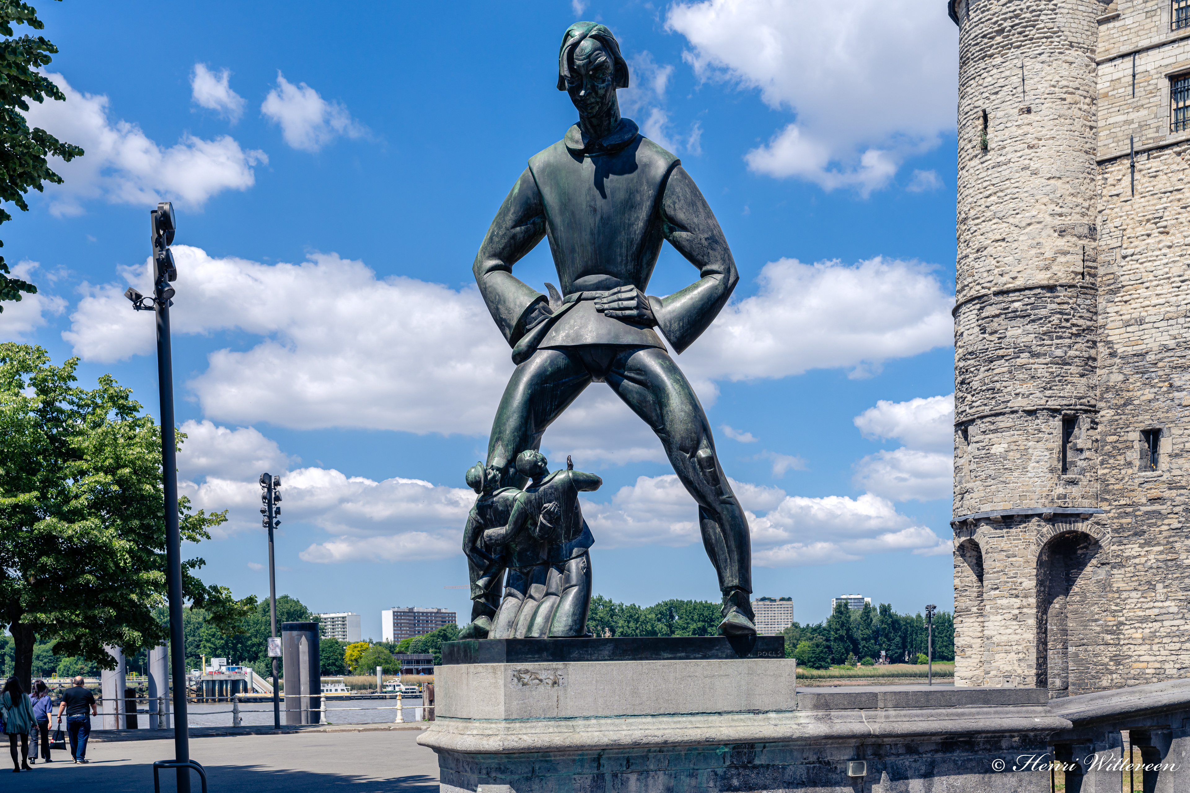 18 - Antwerp - Het Steen, standbeeld Lange Wapper (The Castle, statue of Lange Wapper)