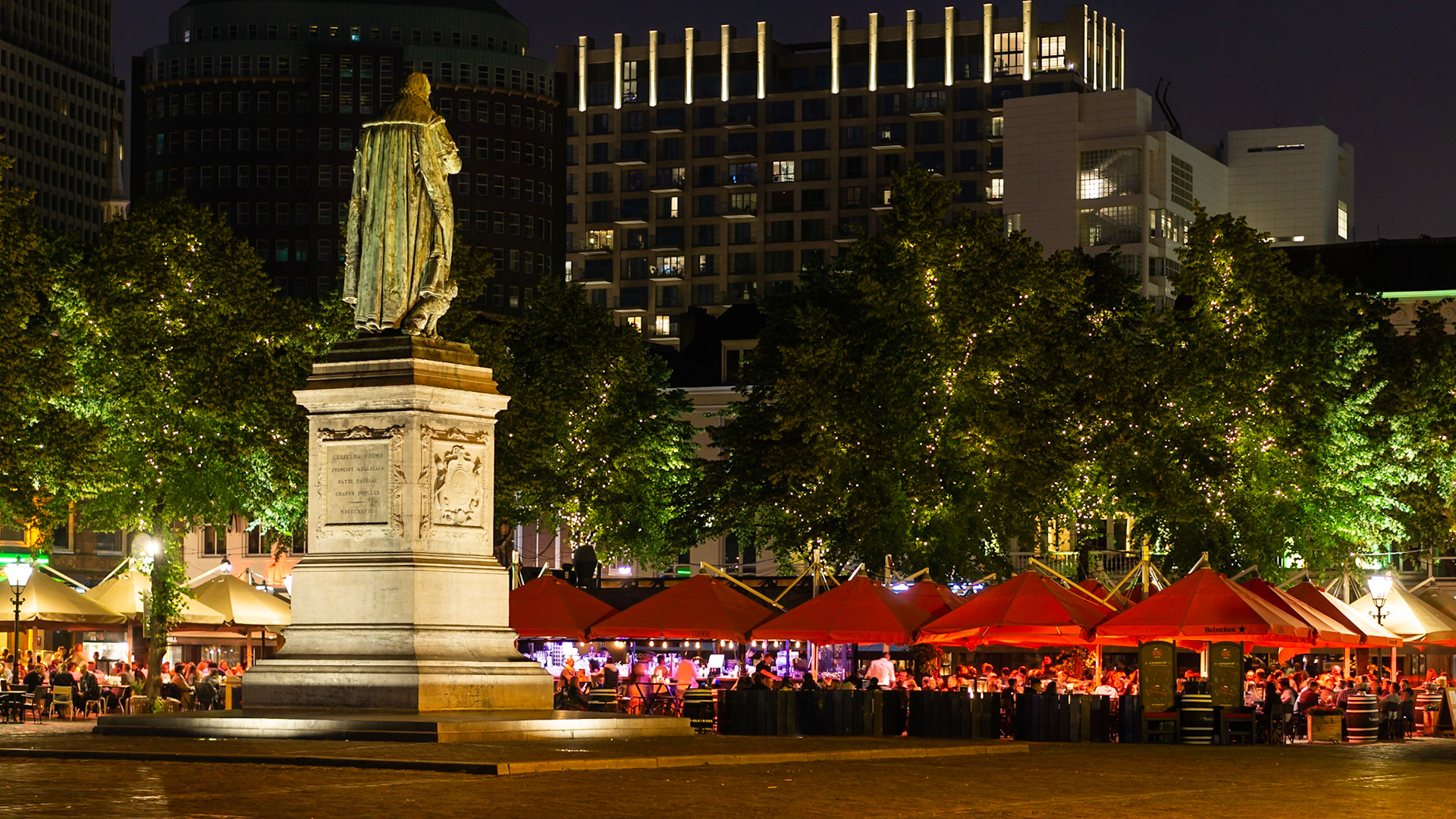 01 - Plein met standbeeld Willem van Oranje. 'Plein' with statue of William of Orange