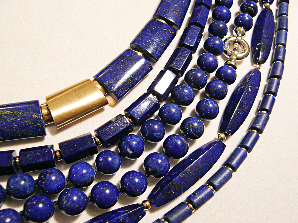 lapis-Lazuli-Ketten, z. T.  mit Gold