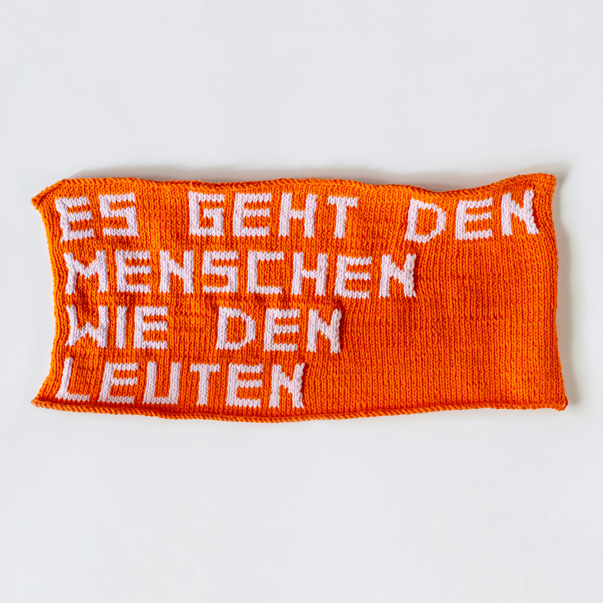 engl.: WE ARE ALL IN THE SAME BOAT (German dialect saying; literally: THE PEOPLE FEEL LIKE THE HUMANS)