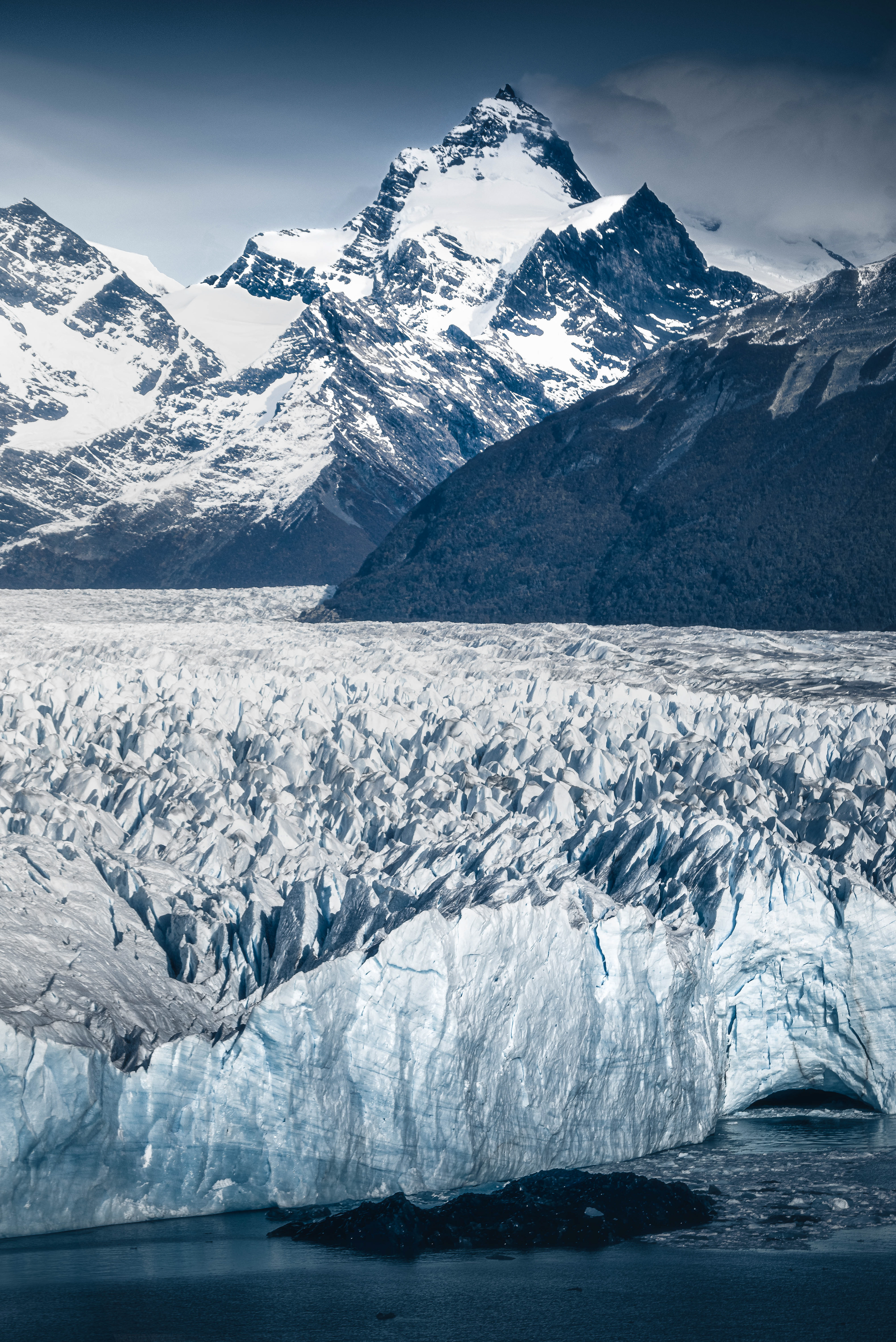 Detalhe do Glaciar Perito Moreno e uma montanha ao fundo