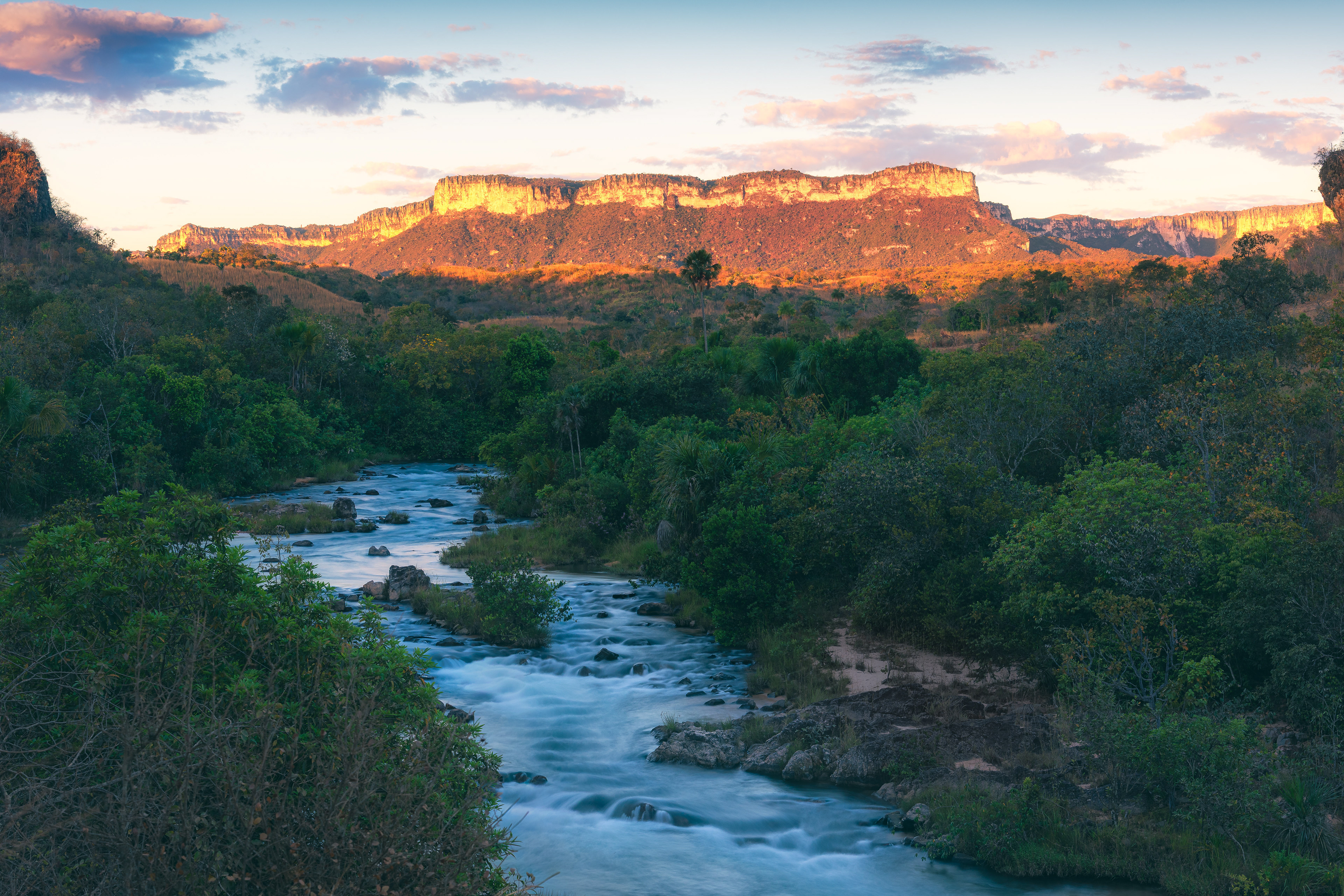 O entardecer ilumina as Serras Gerais com o Rio Palma em primeiro plano - Aurora do Tocantins