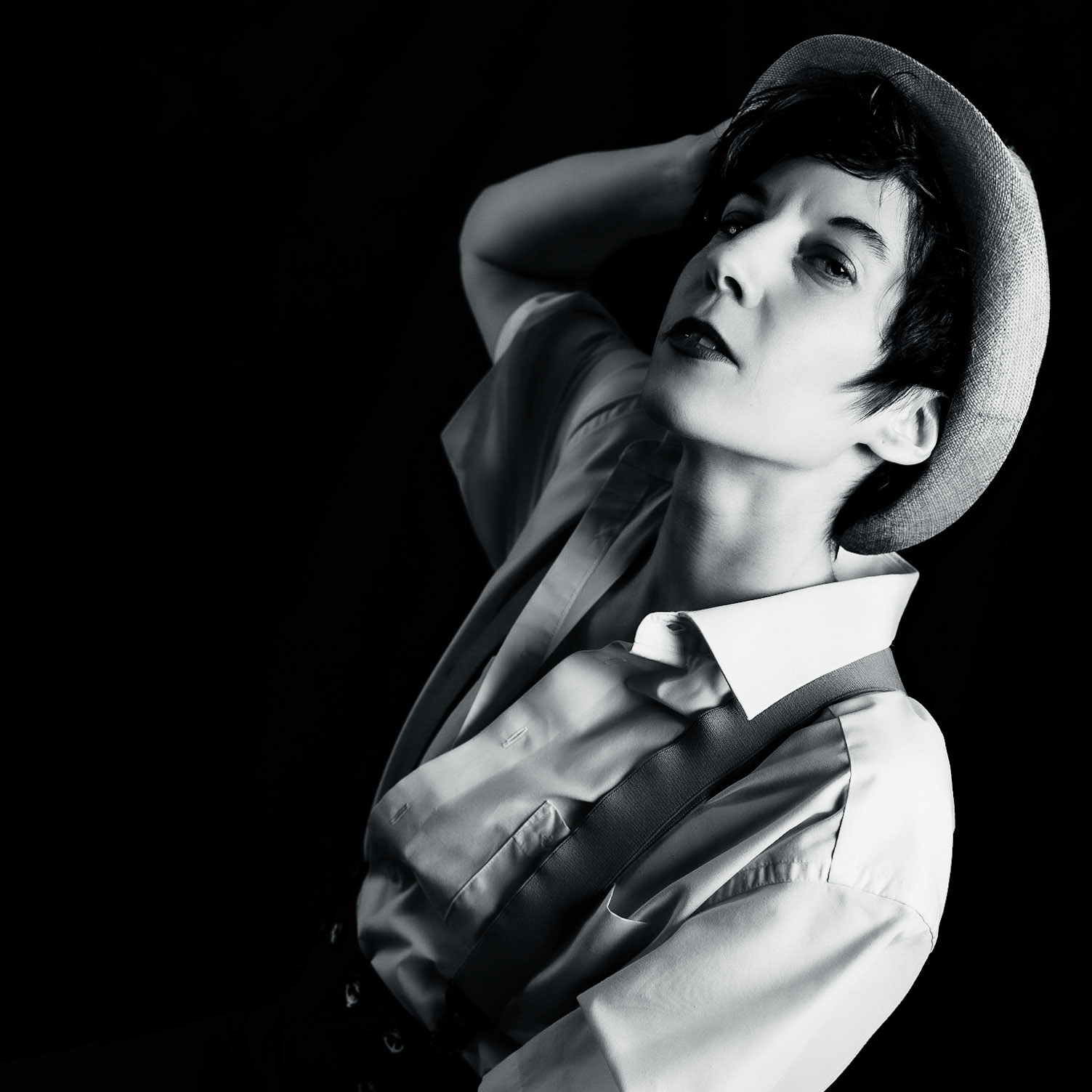 Die Hose mit dem Hemd und Hut und Hosenträgern