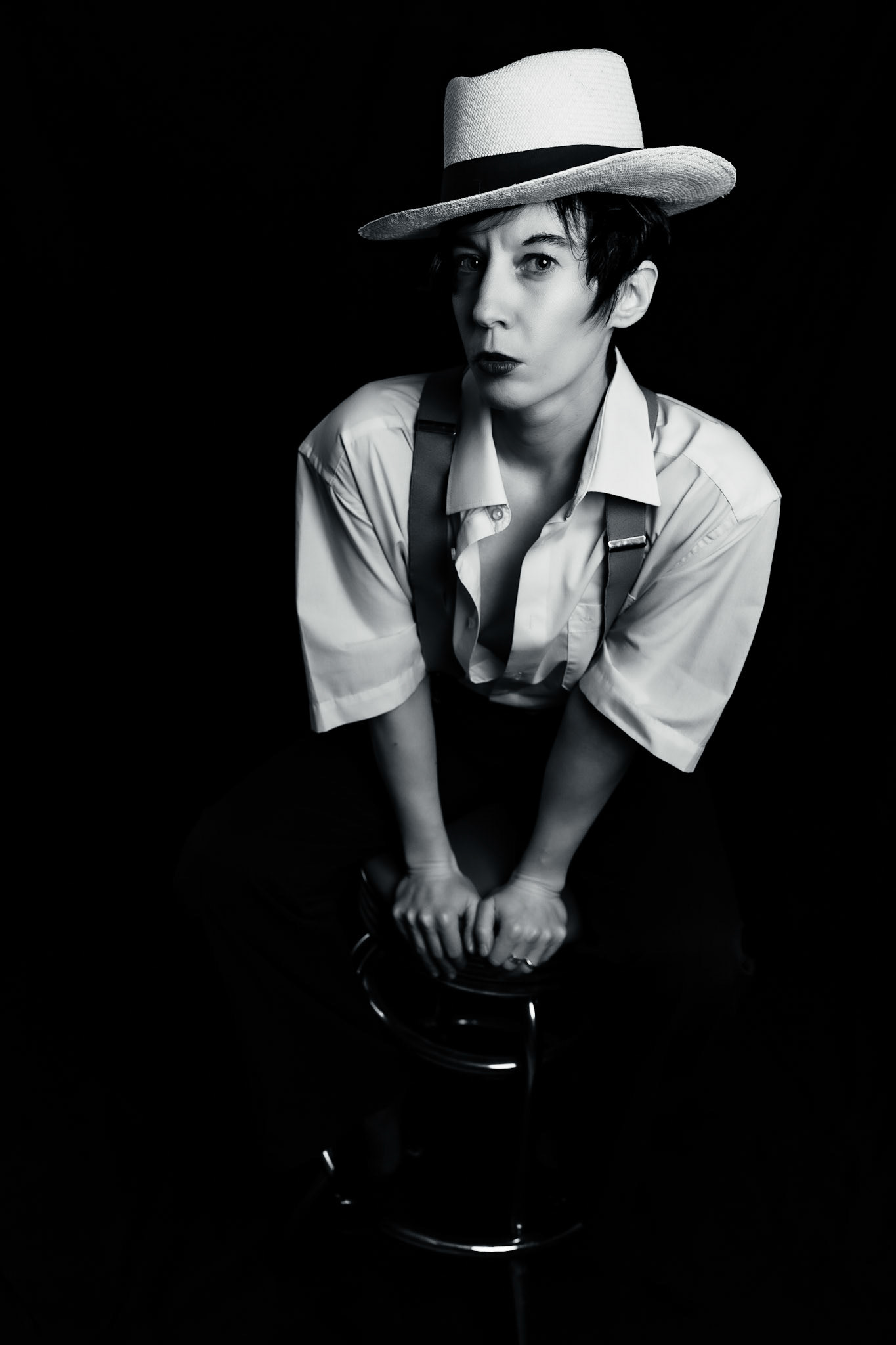 Pose auf Hocker mit diesem Blick