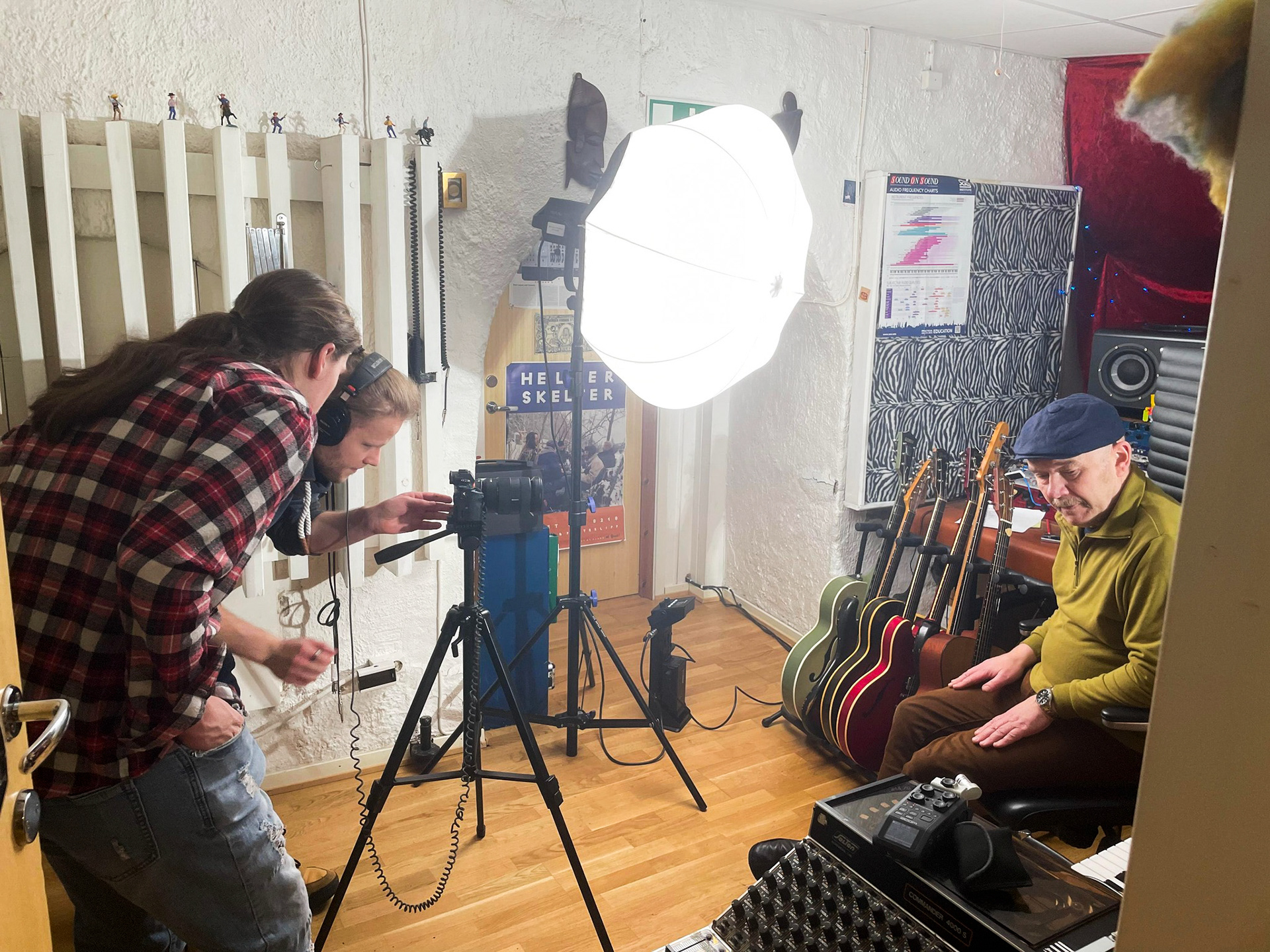 Portrettvideo av Ulf Risnes i hans lille studio