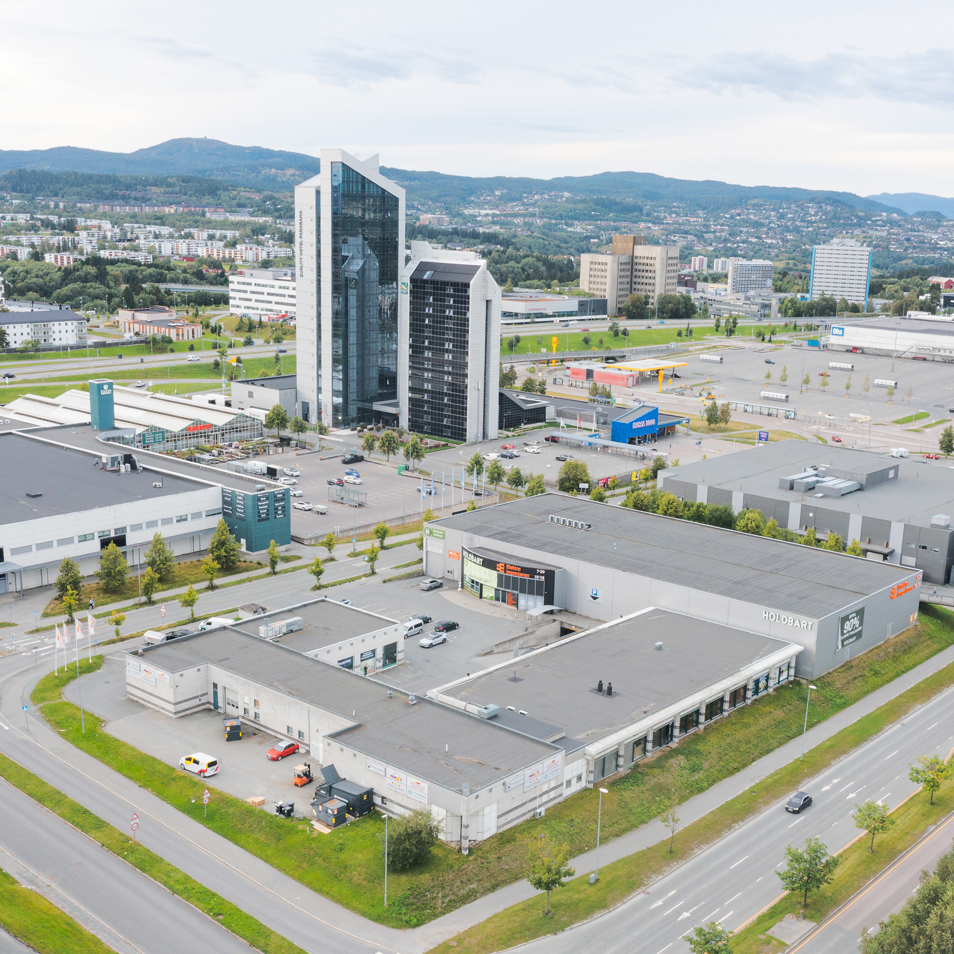 Eiendomsfoto tatt fra luften på Tiller