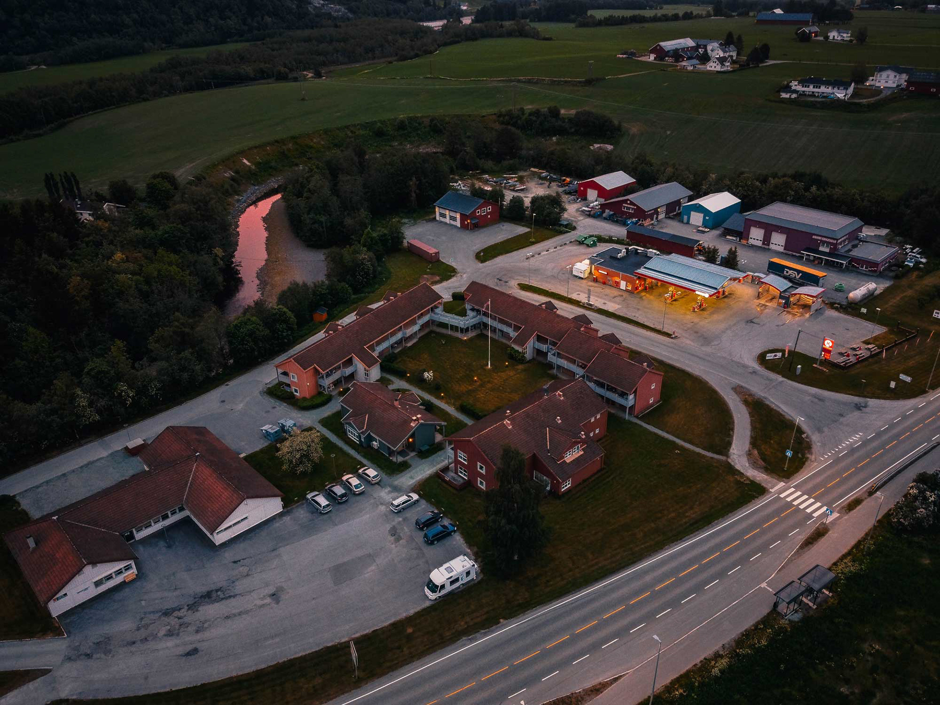 Dronefoto i kveldslyset om sommeren