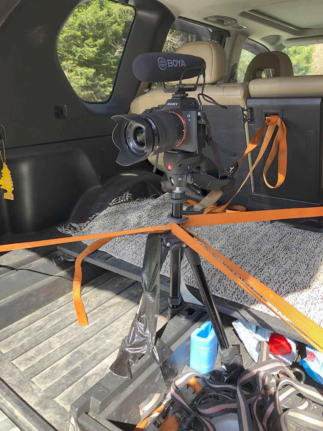 BTS bilde av kameraet mitt som både er teipet bundet fast i bagasjerommet på bilen til faren min for å fange et av kjørescenene