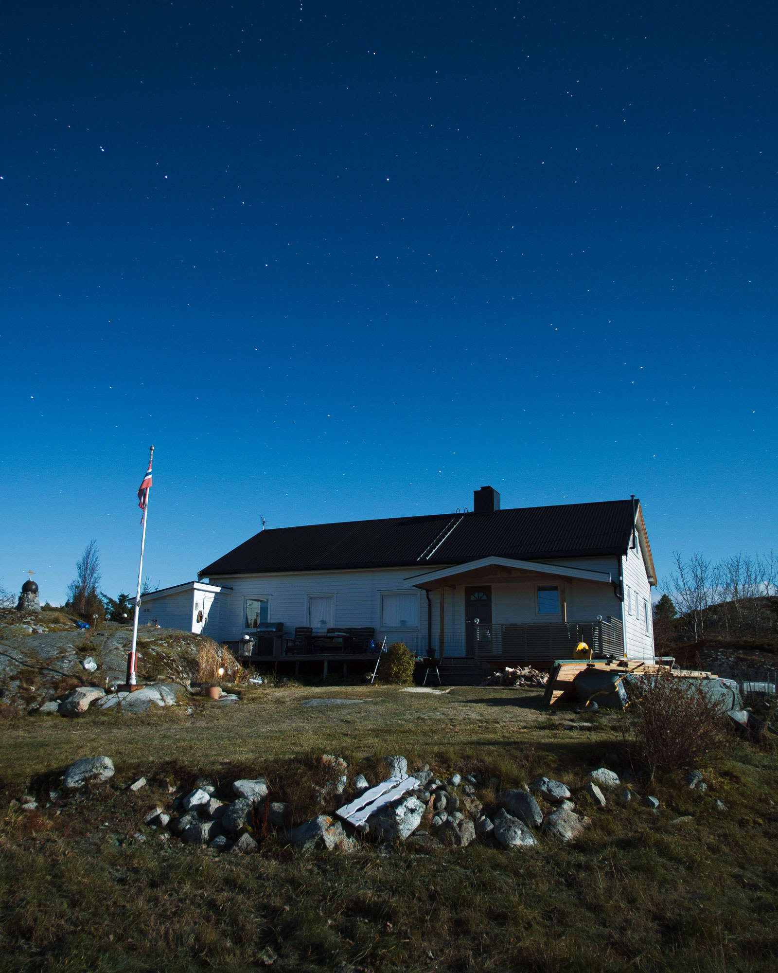 Nattfoto av hytten min på Hitra i måneskinnet