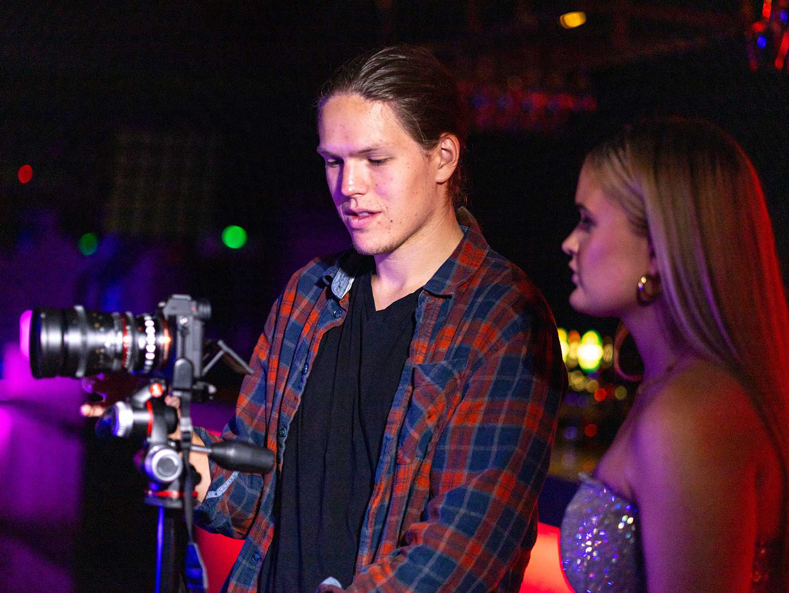 Scott og Ingrid ser på rå-materialet