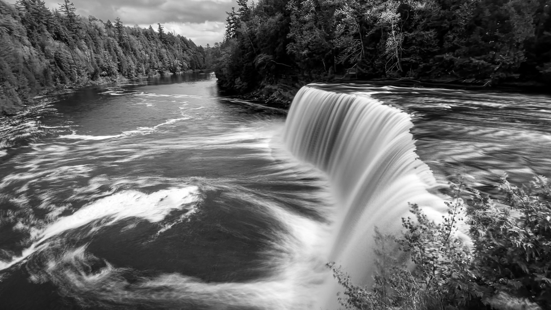 The upper falls at Tahquamenon State Park, Upper Peninsula, Michigan