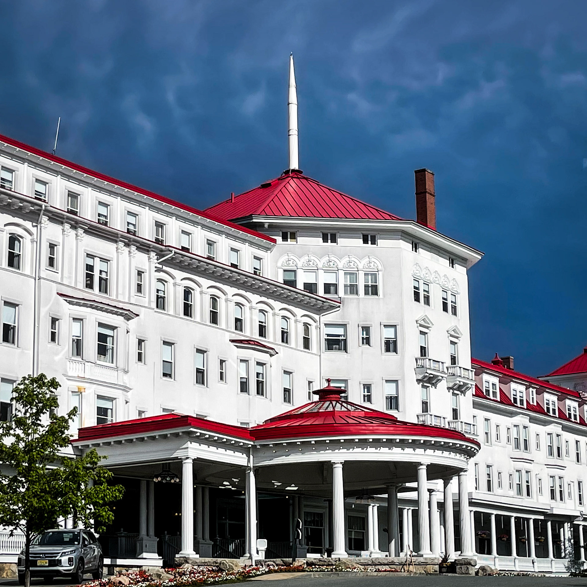 Entrance and facade of the Mount Washington Hotel at Bretton Woods. Site of the post-Wold war II Bretton Woods Conference.