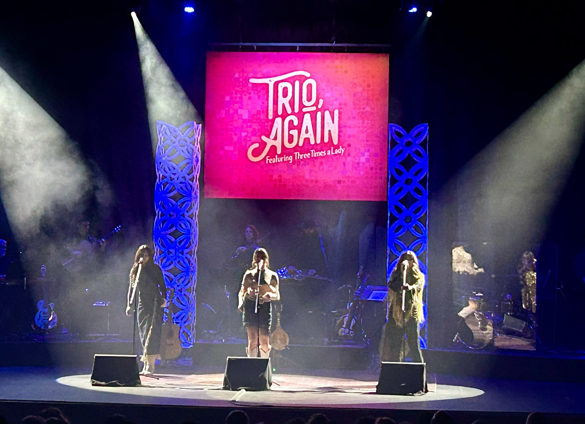 Right as the show starts, the Q Spots follow the girls on stage and back light them, the scene suddenly snaps into a front lit scene on beat as they jump into singing