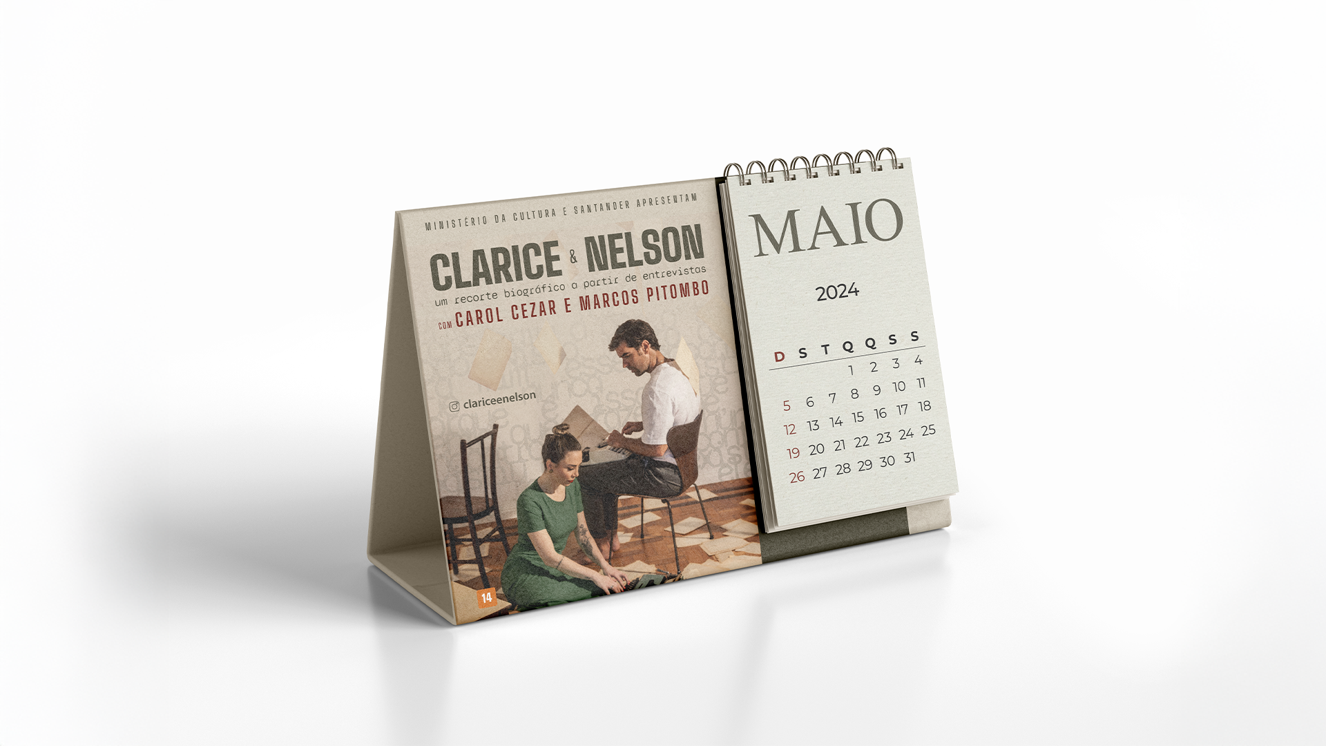 Mockup de calendário de mesa promocional da peça 'Clarice & Nelson'. O design é dividido em dois painéis: à esquerda, a arte principal com o título e foto dos atores; à direita, o calendário do mês de Maio de 2024 com tipografia limpa e elegante.