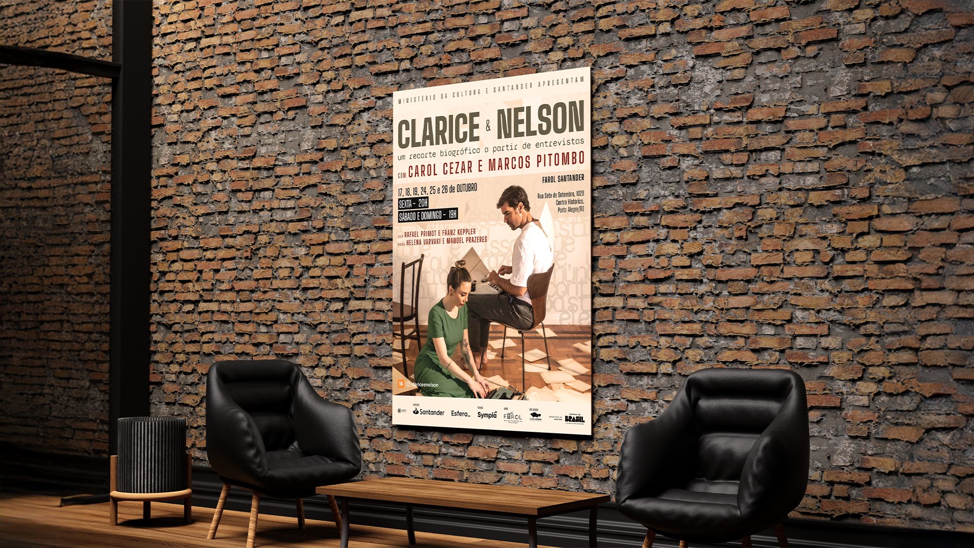 Mockup de pôster grande da peça 'Clarice & Nelson' emoldurado em uma parede de tijolos rústica. O cartaz compõe a decoração de um ambiente de estar com poltronas pretas modernas, demonstrando a aplicação da identidade visual em grandes formatos para sinalização interna.