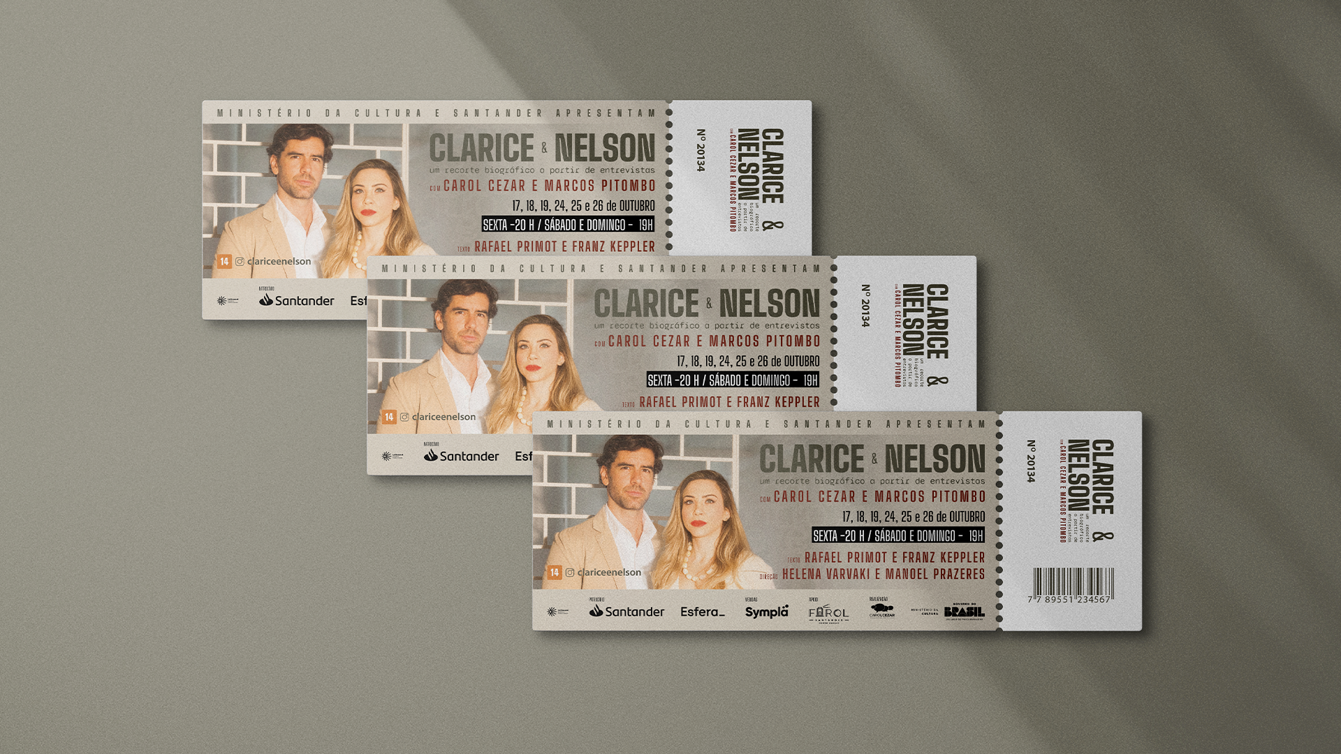 Mockup de três ingressos da peça 'Clarice & Nelson' dispostos em diagonal. O layout organiza hierarquicamente a foto do elenco, o título, datas e horários, além da régua de logotipos dos patrocinadores (Santander, Ministério da Cultura) na base e a serrilha destacável à direita.