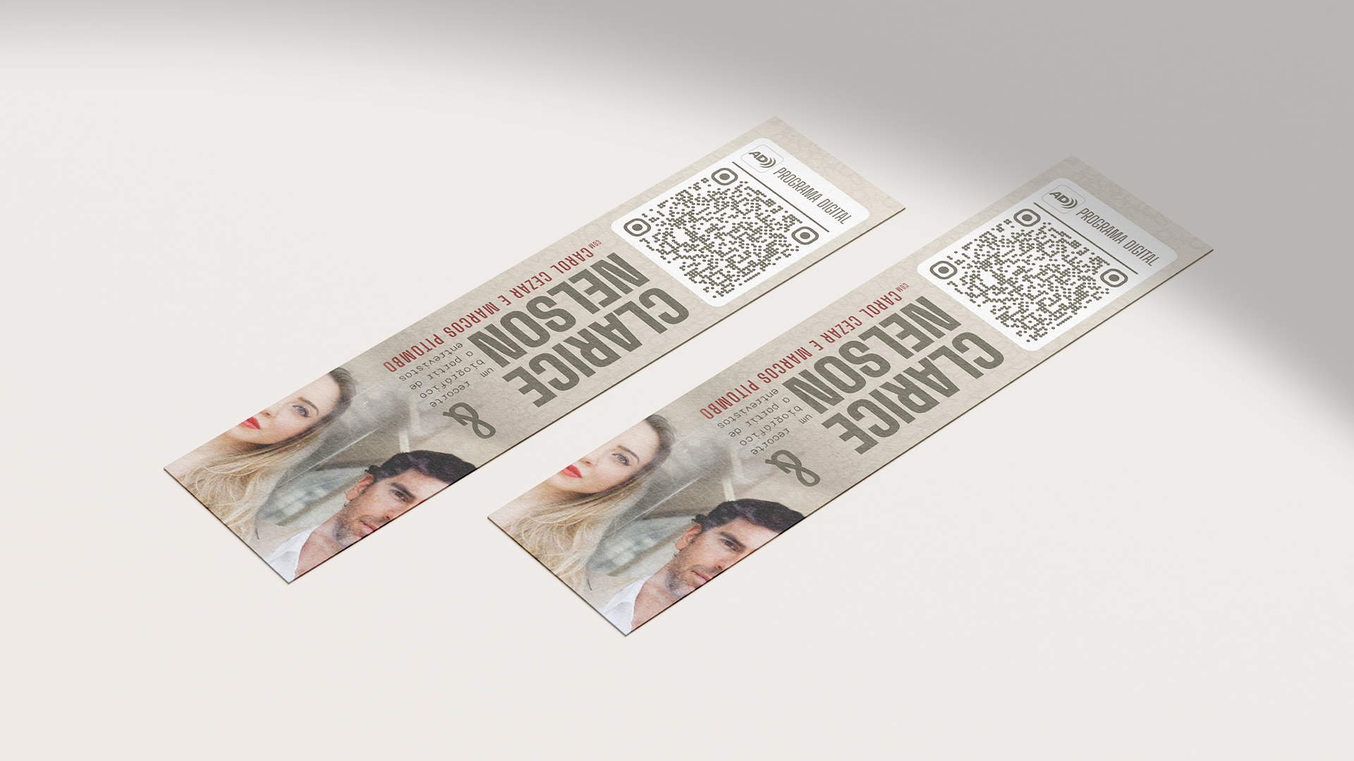 Mockup de dois materiais promocionais (marcadores de página) verticais da peça 'Clarice & Nelson' sobre fundo claro. O layout apresenta fotos dos atores Carol Cezar e Marcos Pitombo, o título na vertical e um QR Code em destaque no topo para acesso ao programa digital..