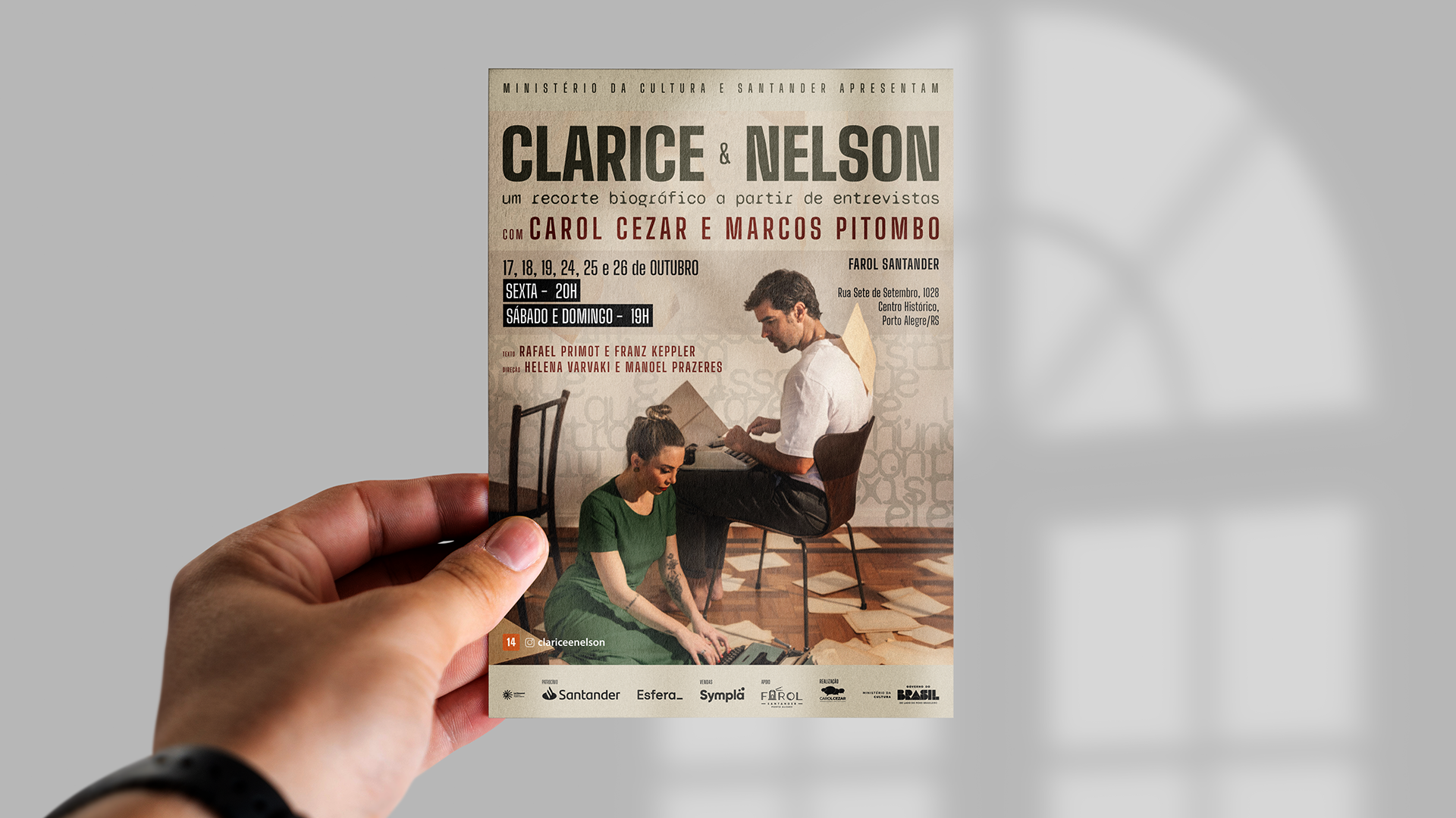 Mockup de flyer vertical da peça 'Clarice & Nelson' sendo segurado por uma mão em primeiro plano. O impresso traz o serviço completo do espetáculo, incluindo datas, horários e o local Farol Santander, com a fotografia dos atores Carol Cezar e Marcos Pitombo integrada ao layout.