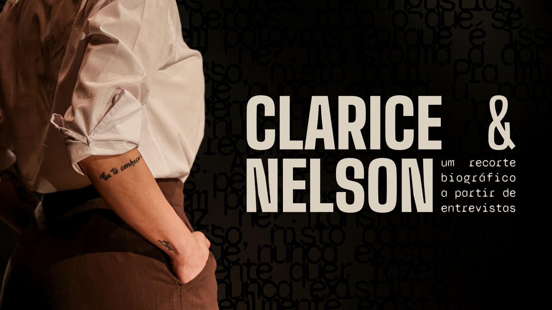 Close-up das costas e braço de uma atriz vestindo camisa branca, com destaque para a tatuagem 'Eu te conheço' no antebraço. A identidade visual 'Clarice & Nelson' está aplicada à direita sobre um fundo escuro composto por uma textura sutil de palavras repetidas.