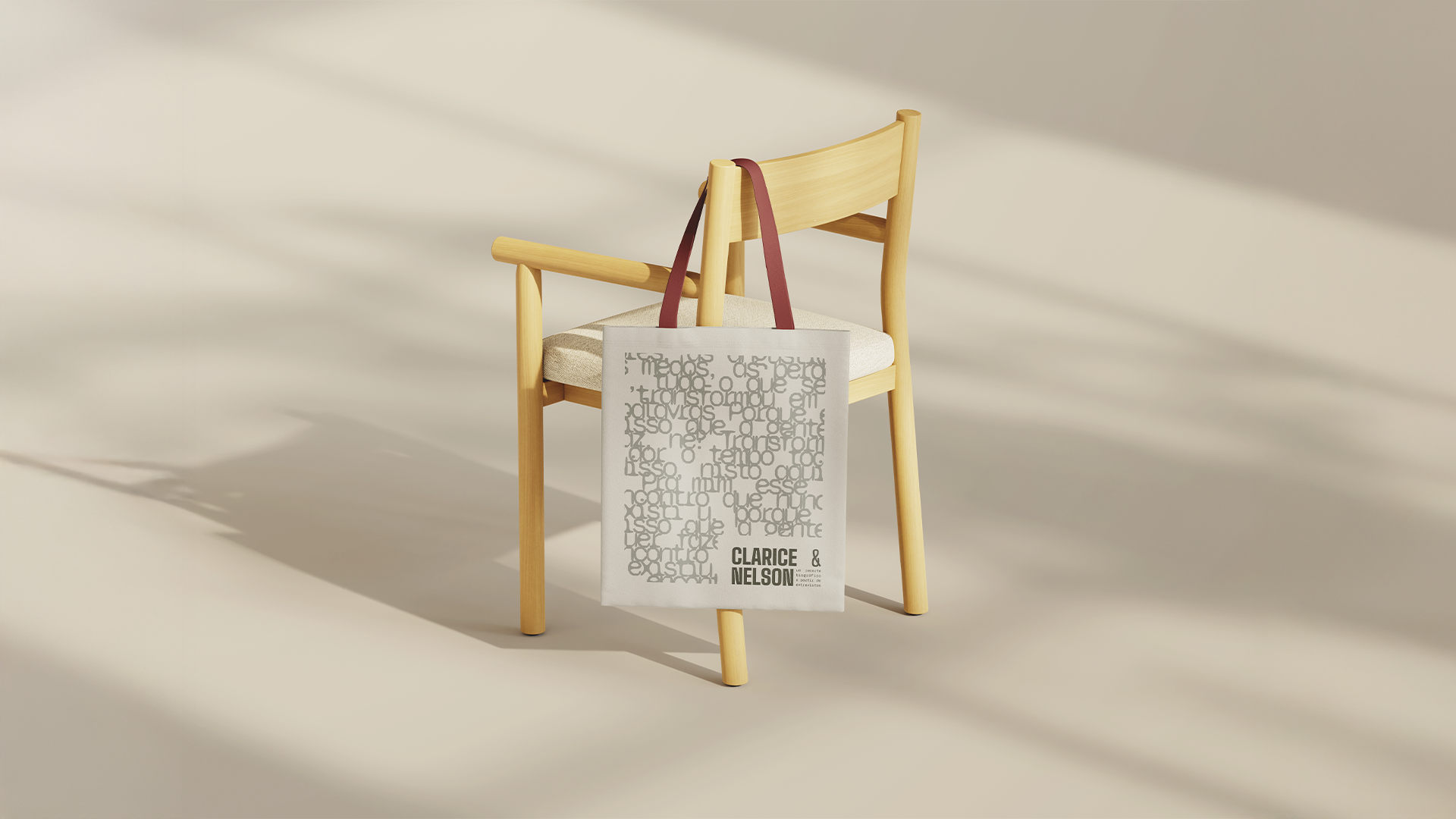 Mockup de ecobag de algodão cru pendurada em uma cadeira de madeira moderna. A bolsa possui alças na cor vinho e destaca uma estampa central retangular formada por uma textura tipográfica densa, assinada com o logo 'Clarice & Nelson' no canto inferior.