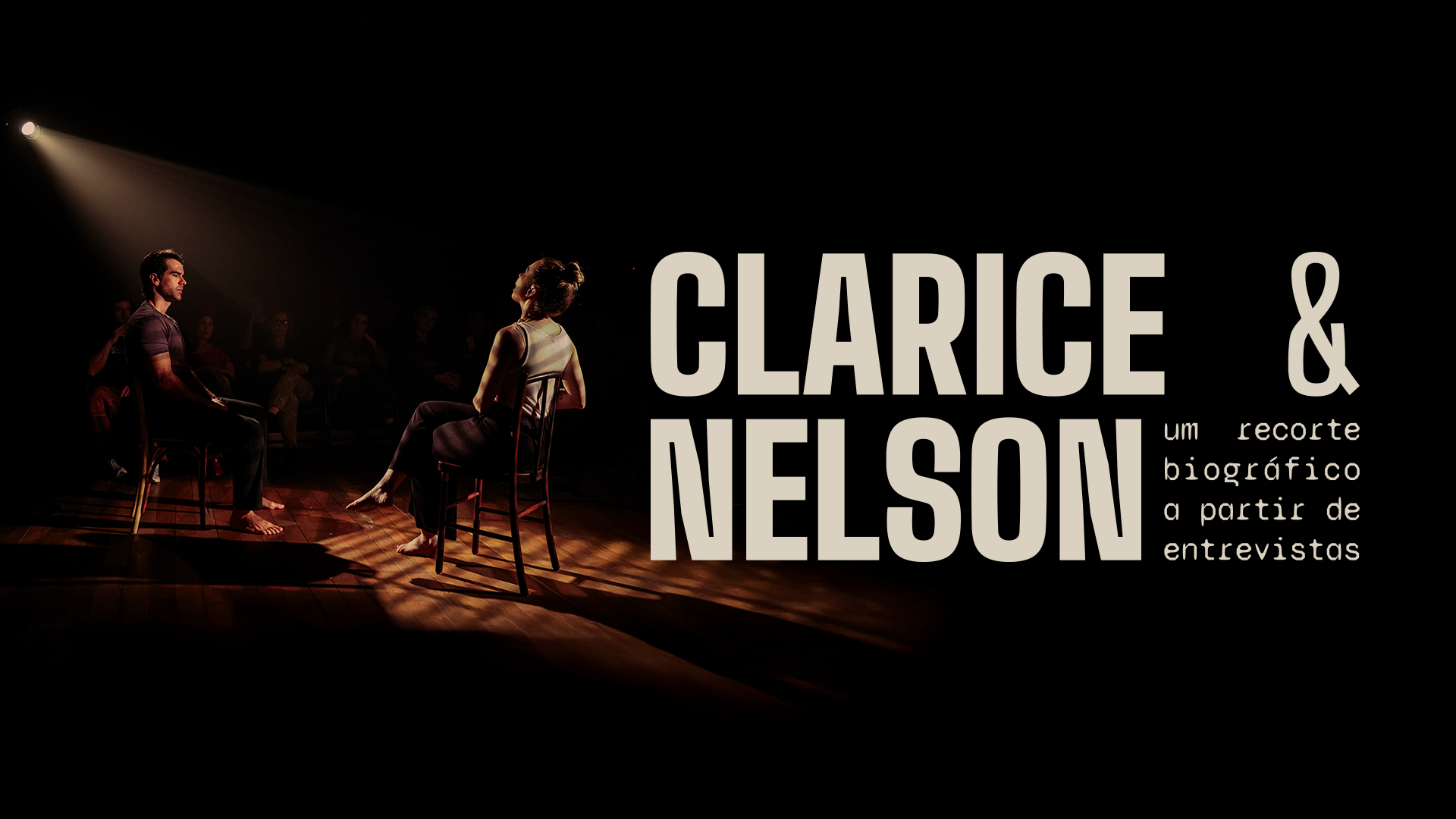 Apresentação do projeto de identidade visual da peça 'Clarisse & Nelson', mostrando a aplicação do logotipo e tipografia sobre uma fotografia de cena do espetáculo com fundo preto.