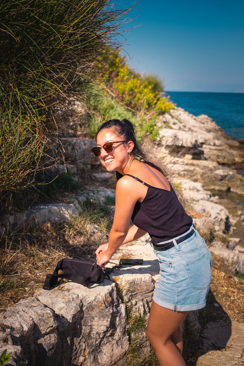 Hochzeitsfotografin Naomi Göbel lächelnd im Sonnenschein