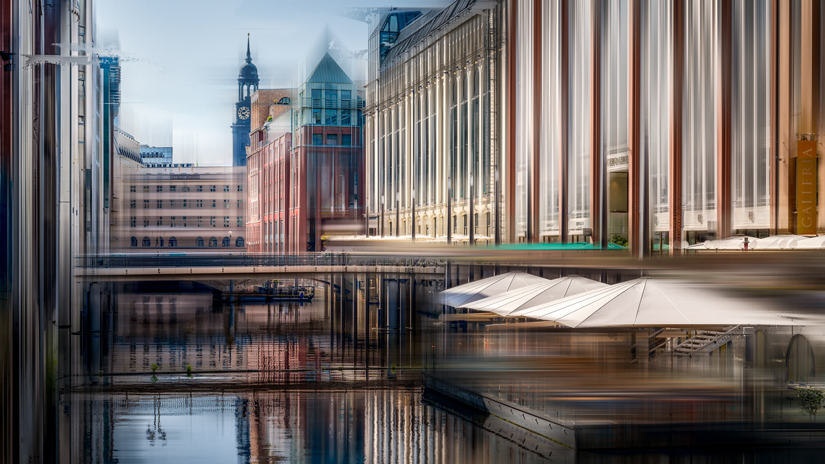 Nicole Holz Fine Art | Architektur- und Stadtfotografie HAMBURG | Von der Fotografie zur Imagination | Die maritime Stadt Hamburg an der Elbe mit ihrem neuen Wahrzeichen Elbphilharmonie als urbane Landschaft zeitgenössisch interpretiert. Die bedeutende norddeutsche Hafenstadt, die über die Elbe mit der Nordsee verbunden ist, wird von Hunderten von Kanälen durchzogen, die zum Teil als Fleete bezeichnet werden. Der Jungfernstieg verbindet die Neustadt mit der Altstadt, in der weitere Wahrzeichen wie die Hauptkirche Sankt Michaelis liegen. Hier eine abstrakte Sicht auf die Hamburger Stadthöfe mit Standort Bleichenfleet.