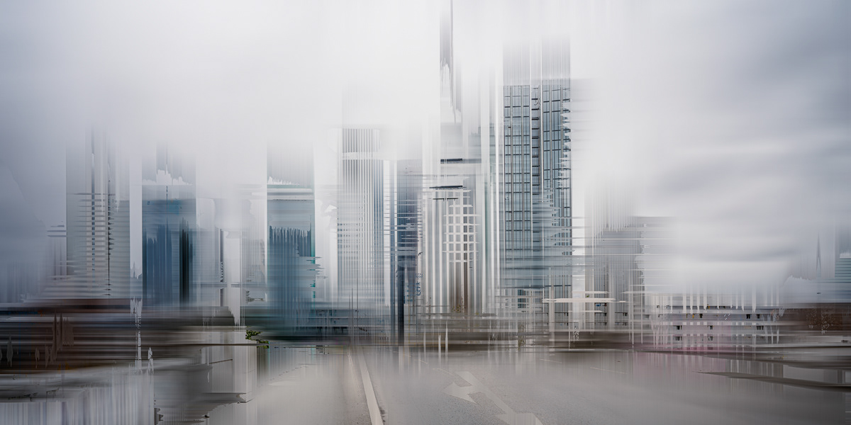NICOLE HOLZ Fine Art Editions: Von der Fotografie zur Abstraktion - Frankfurt am Main | Skyline als urbane Landschaft zeitgenössisch interpretiert. Die Stadt am Main abstrakt übersetzt: der Geburtsort Goethes gilt mit Skyline, Alte Oper, Kaiserdom mit Römer, restaurierter Altstadt, Stadthafen und Sitz der Europäischen Zentralbank (EZB) als bedeutende Metropole Deutschlands. Hier der Blick auf die Skyline von der Untermainbrücke aus, die nach Sachsenhausen in das Schweizer Viertel führt.