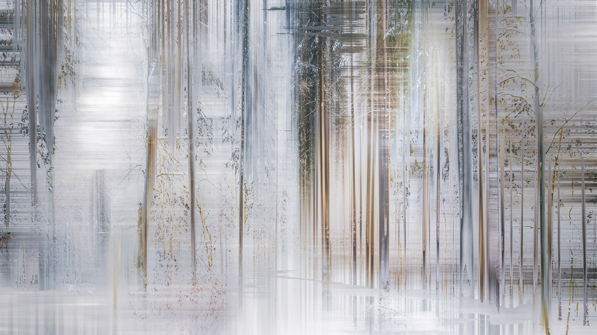 Nicole Holz Fine Art Editions | Abstrakte Fotokunst und experimentelle Fotografie | Aktuell: WONDERLAND - Vision, Fiktion, Imagination. Eine zeitgenössische fotografische Interpretation surrealer Landschaften als erzählerische Konzeptkunst. Durchbrochene Kompositionen, die Verfremdung mit bewegten Sequenzen kombinieren. Überwindung von Grenzen bis zu deren Auflösung. Farben und Formen, Linien und Inhalte in fragmentarischen Ausschnitten, der Raum selbst bleibt in seinem Wesen und seinen Dimensionen erhalten - eine surreale Andersartigkeit jenseits unserer prosaisch-methodischen Wahrnehmung macht das essentiell Offensichtliche wie schemenhaft Verborgene einer ruralen Szene sichtbar.